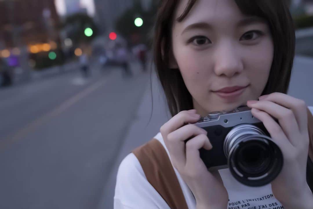 小池美波 1st写真集公式アカウントのインスタグラム：「夕暮れの上海で写真を撮り合いっこしてみました📷 #撮ってみいちゃん #みいちゃんと旅  #小池美波 #欅坂46 #みいちゃん #青春の瓶詰め」