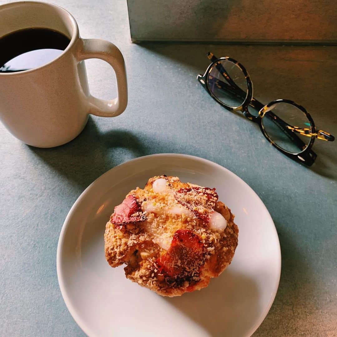 樹神さんのインスタグラム写真 - (樹神Instagram)「たまにいただく宿題を喜んでやっつけ中。  美味しいモノの話はずっとでも聞いていたいなぁ。  #greenthumb#whiteglasscoffee#strawberry#whitechocolate#muffin#tasty#homework」10月1日 17時17分 - kotamaofficial