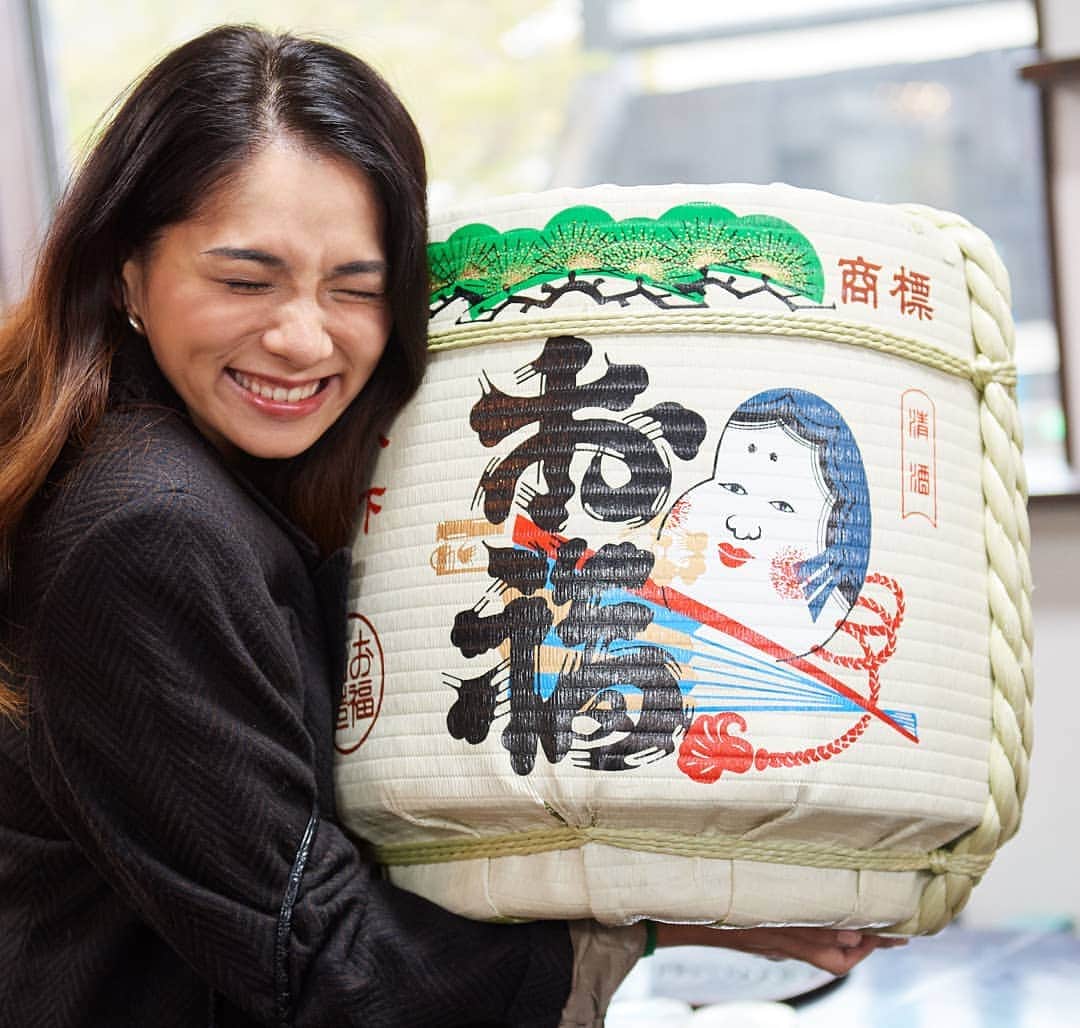 旅色さんのインスタグラム写真 - (旅色Instagram)「さらにさらに 今日は #日本酒の日 でもあります🍶🍶 平日はお仕事終わりにさくっと一杯。 週末は日本酒を飲みにふらっと新潟へ。 そんなお酒との付き合い方も素敵じゃないですか⁉️ #日本酒 大好き！というのが伝わってくる、この笑顔の野波さんの写真は編集部みんなが大好きな写真なんです📷✨ 今日はこれから仕事終わりに先輩と日本酒を飲みに行ってきます😁😁 https://nomitabi.tabiiro.jp/book/vol4/#!3  #野波麻帆 #飲み旅本 #飲み旅 #日本酒旅」10月1日 17時11分 - tabiiro