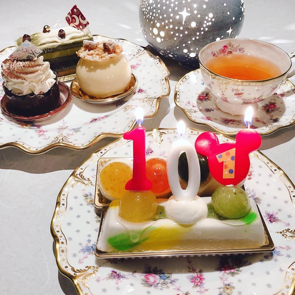 奥野香耶さんのインスタグラム写真 - (奥野香耶Instagram)「2019.10.1 ・ ・ ・ 今日は年に一度の101わんちゃん🐾の日ということで、 この写真を。  実家にて家族5人でのお夕飯。 私の初ディズニー作品をお祝いしてくれたんです🧁 ロウソクに注目✨  ケーキの材料に、お味噌が使われているのもあったよ！ちなみにそれを私が食べました(*´◒`*)美味しかった💕 ・ みんな私と同じくらい、 またはそれ以上に喜んでくれたのが嬉しかったなぁ✧･* #101dalmatianstreet」10月1日 17時24分 - _kayarea_