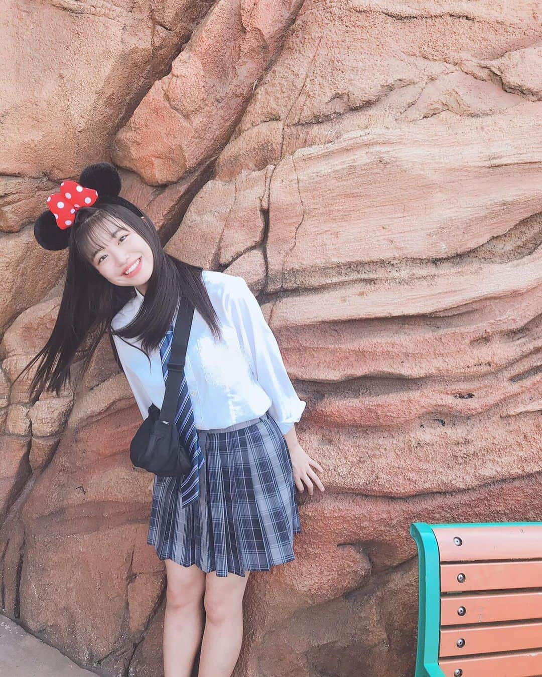 のインスタグラム：「きょうは秋休みだったので‪ 夢の国に行ってきたよ〜💗 しあわせでした、、( ᐡ. ̫ .ᐡ )  #jk #jk1 #アイドル #idol #Disney #Sea #夢の国 #ミニーちゃん #制服ディズニー #ネクタイ」