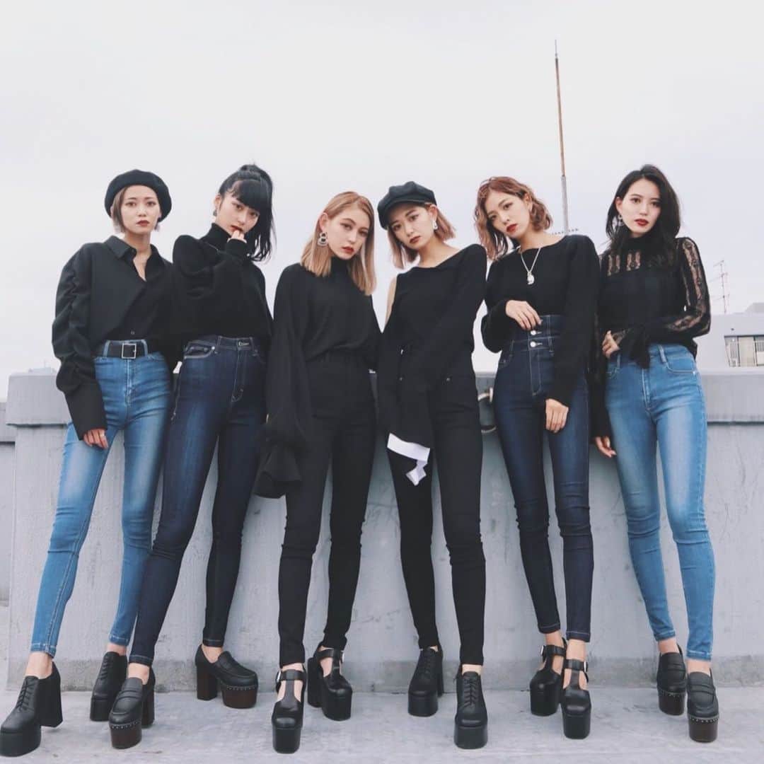 kazuki youdaのインスタグラム：「_ 【ELDER】SYM DENIM👖  履くと体の一部になる感覚。ㅤㅤㅤ ㅤㅤㅤ 【生地特性】 脚の動きに沿うストレッチ(屈曲)に優れた新素材を使用。 自在に動けるストレスフリーな履き心地は、アクティブに生きる現代の女性の強い味方です。 ㅤㅤ 【TYPE】 屈曲しやすい、伸長率が高い、伸長回復に優れている。 NUDE DENIM、FIX DENIMと比較し締め付け感が軽減されているため、自然な美しいシルエットで魅せる。ㅤㅤ  このあと @emoda_official から配信する インスタLIVEでもSYM DENIM ご紹介するので見てね😗💗 ㅤㅤ ㅤㅤㅤ #EMODA #EMODA_JEANS #runwaychannel  #履くと体の一部になる @emoda_snap」
