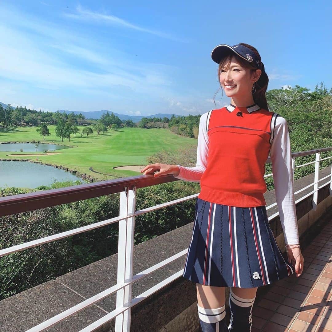 のインスタグラム：「昨日はとちぎテレビ『ハッピースイング』のプロアマでした⛳️❤️ トップスは @archivio.official の新作🥺💕バックスタイルもかわいい💕腰の部分についてる白いポンポンは何？って質問をたまにいただくんですが、ボールが入ってます！笑 . 今回前後半違う組の方とラウンドさせていただいたのですが、後半同組だったあやちゃんが優勝🏆とにかくお上手でした👏❤️ご一緒させていただいた皆様、ありがとうございました✨楽しかったです✨ . そしてそして！レースクイーンの先輩、美和さんに7.8年ぶり？！に再会できました❤️優しくて大好きな先輩😍❤️ゴルフを通して嬉しい再会✨また一緒に仕事できるといいなー💕 . . . #とちぎテレビ #ハッピースイング  #アルチビオ  #アルチビオコーデ #ゴルフコーデ」