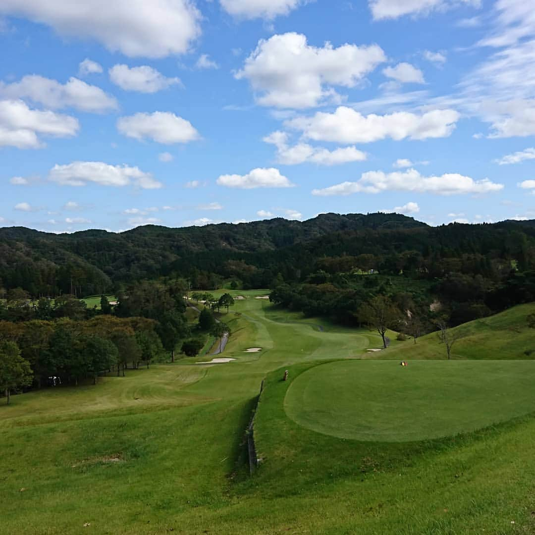 森下久美さんのインスタグラム写真 - (森下久美Instagram)「前日行ったロイヤルスターGC🏌️⛳ 涼しいかと思いきや晴天で暑かったぁ😆☀️ 前半44で良い感じだったけど、 後半乱れ48😵💦 もう少しで90切り❗ガンバろっと🎵  #ロイヤルスターゴルフクラブ#千葉ゴルフ#ゴルフ#golf#ゴルフ大好き#ゴルフ女子#モデルmodel#image#イマージュ#森下久美」10月1日 17時32分 - kumicaro