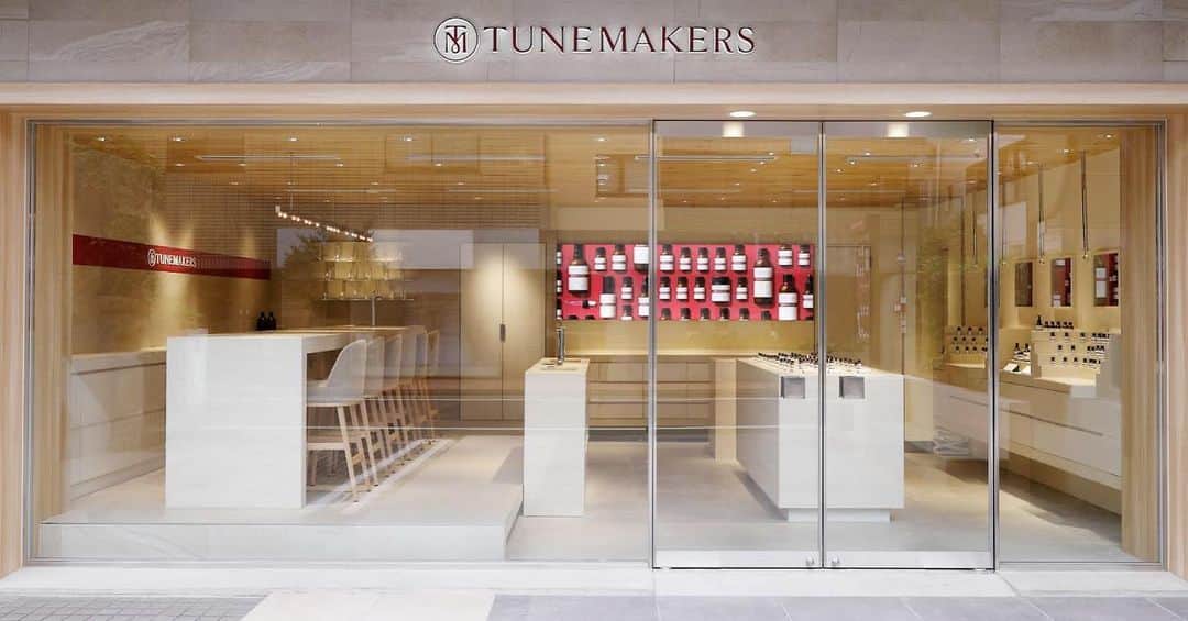 チューンメーカーズ公式のインスタグラム：「本日10月1日、TUNEMAKERS初の直営店「TUNEMAKERS 表参道」がオープンいたしました。﻿ ﻿ こちらの店舗では、ひとりひとりの肌悩みに寄り添い、原液の力を実感いただくために、オリジナルの化粧水が作れる「原液ワークショップ」を開催。﻿ 化粧水を作りながら、美容成分の効果や、今の自分の肌に合った原液を知ることができます。﻿ ﻿ さらに、9月のリニューアルでラインアップが広がった、46種類の「原液」を中心とした全商品を、直接お肌でお確かめいただけます。﻿ 自分の肌に合う原液が選べない方にも、ビューティアドバイザーが肌状態をお聞きし、今の肌悩みに合った原液をご提案いたします。﻿ ﻿ 秋の気配が感じられるTUNEMAKERS 表参道に、ぜひお越しください。﻿ ﻿ あなたの肌にぴったりの原液で、素肌にさらなる美しさを。﻿ ﻿ ﻿ ワークショップのご予約は、TUNEMAKERSのプロフィール画面の公式ホームページから、店舗情報ページにて承っております。 ﻿ #TUNEMAKERS #TUNEMAKERS表参道 #原液 #スキンケア #原液美容 #チューンメーカーズ #コスメ#cosmetics #セラミド #カスタマイズ  #パーソナライズ #ワークショップ﻿」