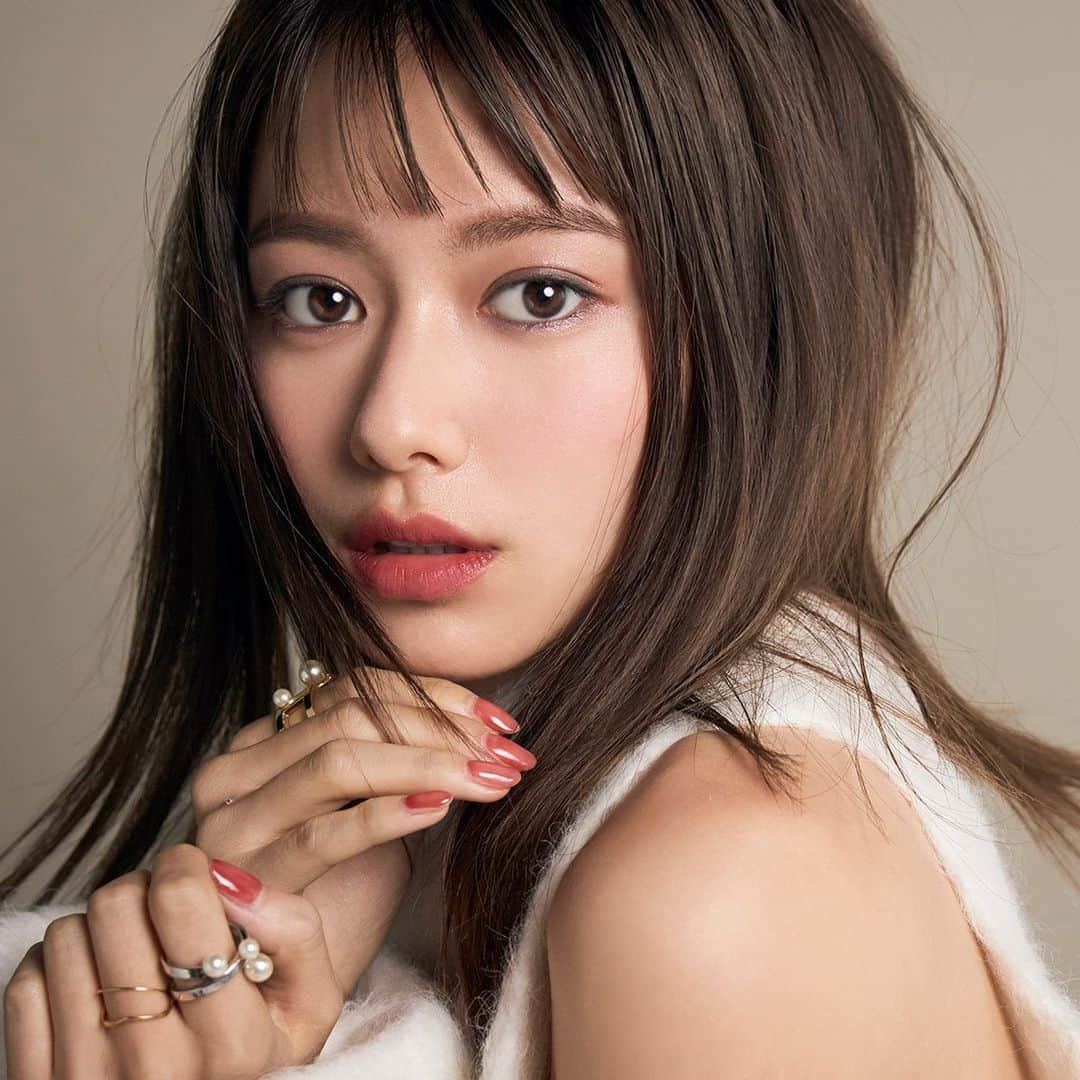 MAQUIA ONLINEさんのインスタグラム写真 - (MAQUIA ONLINEInstagram)「山本舞香がヘビロテの赤リップ💄 今、気になるのは肌なじみ抜群の透け赤ニュアンス！【山本舞香のBeauty Script】 ★ カラーメイクの達人・人気ヘア＆メイクpaku☆chanが指南！ なりたい顔は、リップの色から選ぶ【透けレッド編】 ★ どんどん進化を遂げ、もはや誰もが1本は持っている赤リップ。「赤リップはブラウン同様、大好きな色。その日のコーデに合わせて、マットやシアー、サテンなど数ある質感の中から、チョイスしています。ただ、普通の赤リップは女っぽすぎるので、もう少しカジュアルだったり、あか抜けた印象になれるものってありますか？」と、最新の赤リップをリサーチ中の舞香さん。 ★ 定番カラーだからこそ、質感や発色など目新しさが求められる赤リップ。大人っぽさと可愛らしさを兼ね備えた新星・赤リップとは？ ★ 詳しくは、マキアオンラインをCHECK💌＞＞https://maquia.hpplus.jp/model_editor/account/yamamotomaika/makeup/FVV1ATQ ★ 次回の秋リップ記事公開は10月8日（火）💄 毎週火曜朝11時⏰お見逃しなく💕 ★ㅤㅤㅤㅤㅤㅤㅤㅤㅤㅤㅤㅤㅤ 記事の詳細は「マキアオンライン 山本舞香」 で検索👩🏻‍💻🔎 ★ @yamamotomaika_official #山本舞香 #山本舞香のbeautyscript #化粧品 #コスメ #メイク #リップ #赤リップ #新作リップ #リップメイク #リップスティック #口紅 #リピートコスメ #持ち歩きコスメ #maquia #maquiaonline WEB編集KN」10月1日 17時37分 - maquia.magazine