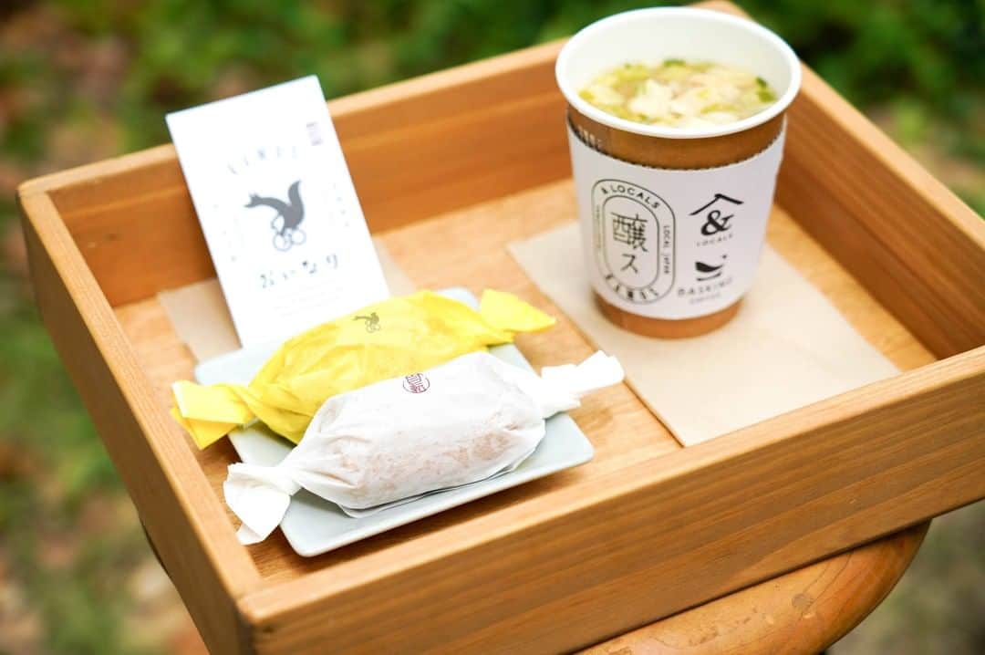 ことりっぷさんのインスタグラム写真 - (ことりっぷInstagram)「日比谷公園内にある「KAMOS HIBIYA」は、福岡のグロサリー「&LOCALS」の東京初出店舗。 九州や四国のおいしい食材を活かして作るキャンディみたいな包みのいなり寿司が話題です。  過ごしやすくなるこれからの季節に、公園さんぽと気軽なランチを楽しんでみませんか。 ﻿ --------------------﻿ 「KAMOS HIBIYA」については#ことりっぷweb で紹介しています。詳しくはトップページのURLからご覧ください。﻿ @cotrip_official﻿ --------------------﻿ ﻿ #ことりっぷ#ことりっぷアプリ#旅行#trip#tokyo﻿ #kamoshibiya#カモスヒビヤ#東京#日比谷#日比谷公園#日比谷ランチ﻿#andlocals #いなり寿司#ピクニック #ig_japan#visitjapan #japantrip #japantravel」10月1日 17時42分 - cotrip_official