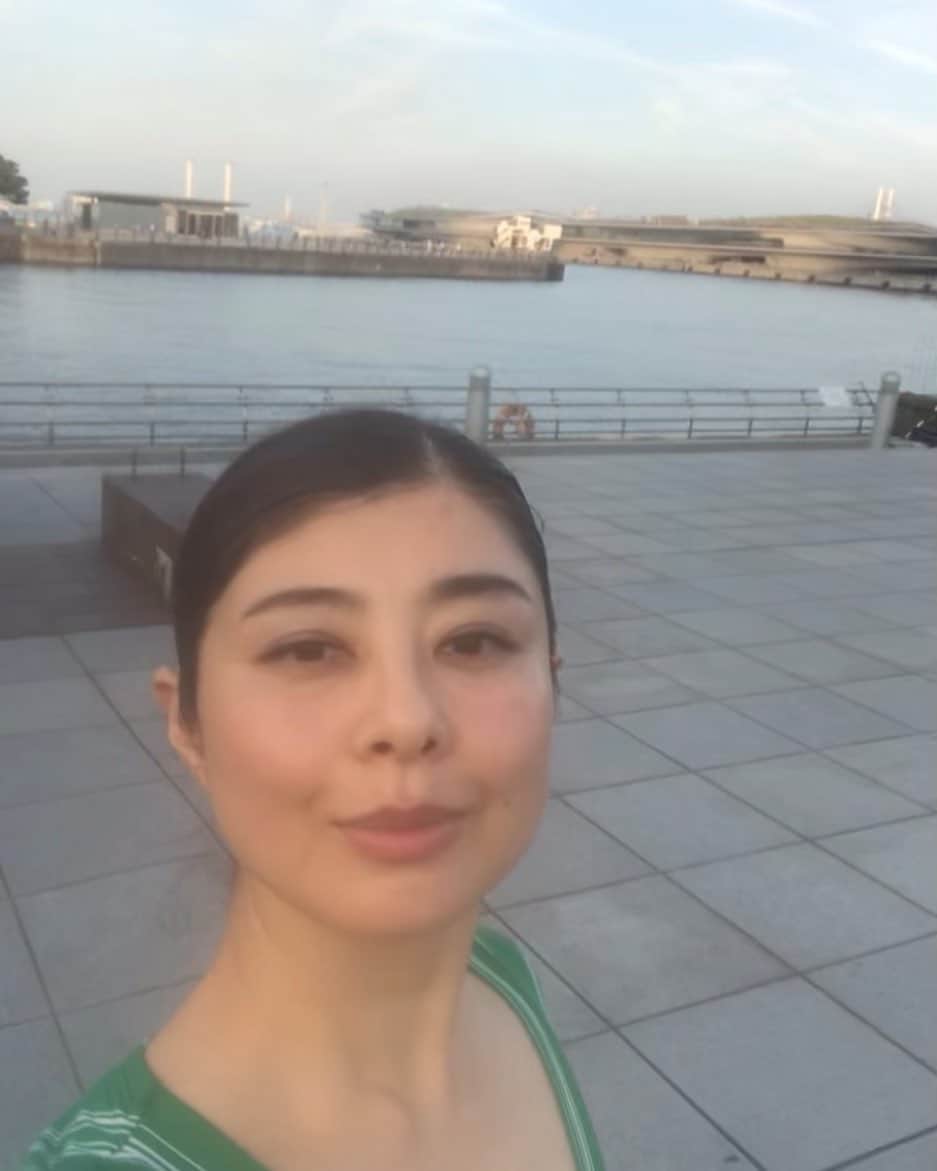 間々田佳子のインスタグラム：「今日は赤レンガで講演でした❣️ ここに来ると実家に戻ってきた感覚になります！  船員だったころ 良く飛鳥が停泊してた大桟橋だ‼️ 数年前の事とおもったら もう20年以上も前のこと〜❓❓❓ 😱😱😱 顔もココロも昔のままなのに… 時だけが過ぎているような  不思議な感覚🤣🤣🤣 ちょっといい過ぎ…ました…苦笑  ごめんなさいっ😂」