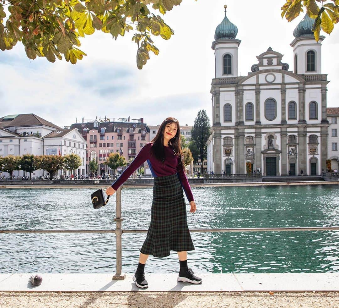 Red Velvetさんのインスタグラム写真 - (Red VelvetInstagram)「💚🙂💙 - #루체른 예수교회 #JesuitChurch #Lucerne #inLOVEwithSWITZERLAND #스위스와사랑에빠지다 @MySwitzerlandKR @_imyour_joy」10月1日 17時50分 - redvelvet.smtown