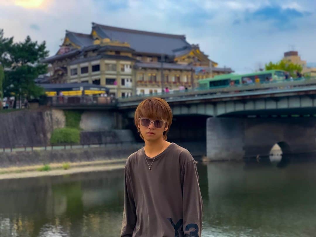 品川翔のインスタグラム：「• • • • • • こうきに写真撮ってもらった📸 京都は景色がきれいで良い写真が 撮れるところがたくさんあるね！！！ • • • • ふらっと街を歩くだけで 色々な発見もあるし楽しい🙏 • • • • •  #instagood#actor#俳優 #hair#style#l4l#Y-3#ChromeHearts  #sneakers#sneakerhead #yeezyboost350v2#adidas #KYOTOSAMURAIBOYS #京都サムライボーイズ #KSB」