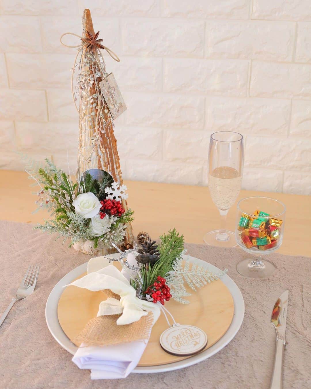 東京堂アーティフィシャルフラワーMAGIQのインスタグラム：「・ 【アーティフィシャルで季節を迎える】〜Winter Flower Home Decoration(ウィンターフラワー ホームデコレーション) ・ FX1055 サイプレスブランチ FX4254 ㉒ オスロアスパラガス FX1853  バブルベリーバンドル FX503  ナチュリエミニリーフブランチ FX1559  スリムパインスプレー FX876  ウォシュシダーピック FX4251 ① オスロユーカリシード FM8659 ① プリティカローズピック ・ 【You Tube TOKYODO公式チャンネル】 見て学べて役立つ、お花に関する動画満載❗️ 👇👇👇 https://m.youtube.com/channel/UCyD95_Gb0wQhvTRm9FDJnsQ ✳️【チャンネル登録】お願いします🙇‍♀️ Please subscribe to my channel ❗️ 请注册 ❗️ 채널 등록 고마워요 😁 ・ #TOKYODO#MAGIQ#MAGIQのある暮らし#東京堂#アーティフィシャルフラワー#アーティフィシャル#アートフラワー#造花#花のある暮らし#花のある生活 #花好きな人と繋がりたい#フラワーデザイン#フラワーアレンジメント#フラワーアレンジ#アレンジメント#花が好き#花を飾る#artificial#artificialflower #flowerofinstagram #flowersoninstagram#winterflowers #花藝#插花#花藝課#保鮮花#不凋花#꽃스타그램#조화」