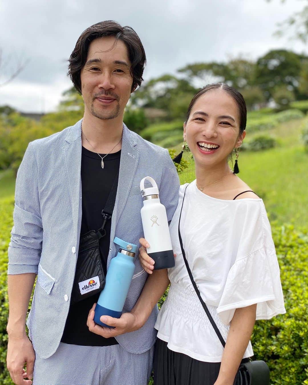 芥川舞子のインスタグラム：「家から持ち出した @hydroflask が、たまたま服の色と合っていたところをキャッチされました📸 ・ #hydroflask #ハイドロフラスク」