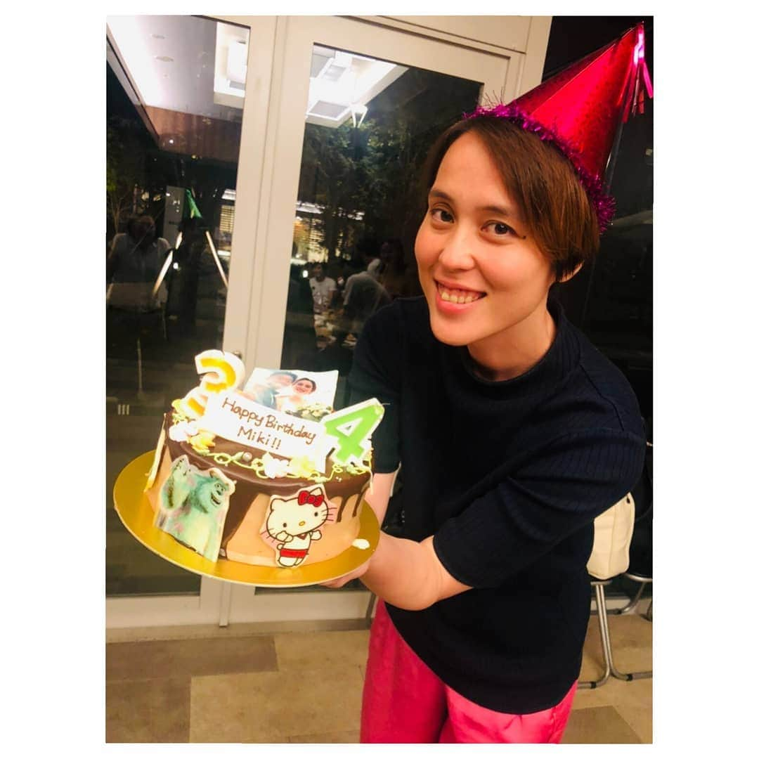 大山未希さんのインスタグラム写真 - (大山未希Instagram)「🎂 夜の部は色々買い出ししてパーティールームへ‼ ワイワイ盛り上がっていたらなんだか徐々にみんなソワソワ💦💦 ちょっと早い誕生日をお祝いしてくれました❤ ケーキすごい美味しかったし素敵だけど... 悪意あるよね😂😂 企画してくれたのはだいちくんということで😍 協力してくれたみなさんもありがとう😉 3次会はDVD観賞会‼ 結果的にさらにロスになる会でした😝 最後の写真のｺﾌﾞﾀ3兄弟お気に入り🐷🐷🐷 なおきくんも、かずもお誕生日おめでとう🎵 #サプライズに喜べる鈍感力ほしい #でもうれしかった #次はいつかな ↓」10月1日 17時58分 - miki_oyama1003