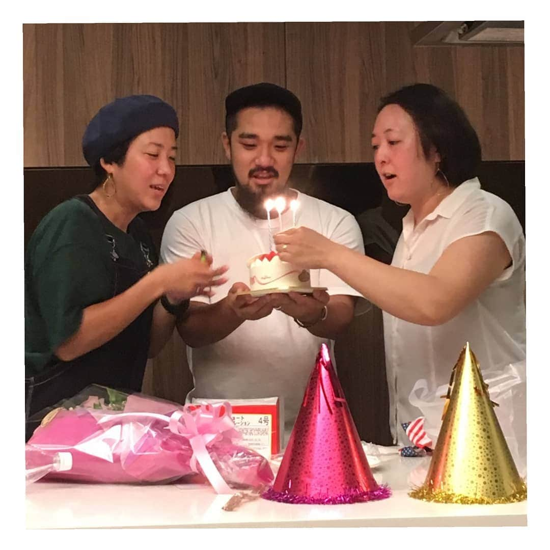 大山未希さんのインスタグラム写真 - (大山未希Instagram)「🎂 夜の部は色々買い出ししてパーティールームへ‼ ワイワイ盛り上がっていたらなんだか徐々にみんなソワソワ💦💦 ちょっと早い誕生日をお祝いしてくれました❤ ケーキすごい美味しかったし素敵だけど... 悪意あるよね😂😂 企画してくれたのはだいちくんということで😍 協力してくれたみなさんもありがとう😉 3次会はDVD観賞会‼ 結果的にさらにロスになる会でした😝 最後の写真のｺﾌﾞﾀ3兄弟お気に入り🐷🐷🐷 なおきくんも、かずもお誕生日おめでとう🎵 #サプライズに喜べる鈍感力ほしい #でもうれしかった #次はいつかな ↓」10月1日 17時58分 - miki_oyama1003