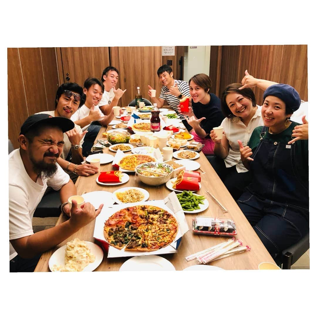 大山未希さんのインスタグラム写真 - (大山未希Instagram)「🎂 夜の部は色々買い出ししてパーティールームへ‼ ワイワイ盛り上がっていたらなんだか徐々にみんなソワソワ💦💦 ちょっと早い誕生日をお祝いしてくれました❤ ケーキすごい美味しかったし素敵だけど... 悪意あるよね😂😂 企画してくれたのはだいちくんということで😍 協力してくれたみなさんもありがとう😉 3次会はDVD観賞会‼ 結果的にさらにロスになる会でした😝 最後の写真のｺﾌﾞﾀ3兄弟お気に入り🐷🐷🐷 なおきくんも、かずもお誕生日おめでとう🎵 #サプライズに喜べる鈍感力ほしい #でもうれしかった #次はいつかな ↓」10月1日 17時58分 - miki_oyama1003