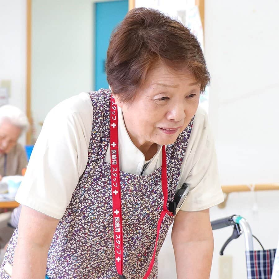 平成医療福祉グループさんのインスタグラム写真 - (平成医療福祉グループInstagram)「当グループの病院・施設を写真でご紹介、その魅力をお伝えしていく企画です🎉🎉 --- 第54回「おいでよHMW！」 - レジデント泉佐野（大阪府泉佐野市） --- 泉佐野優人会病院のお隣にある高齢者専用賃貸住宅です！ 高齢者向けの住宅として、食事や清掃以外にも介護が必要なときには訪問看護・訪問介護・訪問リハビリ・往診などのサービスもご利用いただけます💪今回はスタッフさんを厳選して密着📸ときどき登場するアイドル「ももちゃん」のパトロールも必見です🐕💨 --- 写真① まずは動画でご紹介📹賃貸住宅ということで日中は外出される方が多数🙋‍♂️🙋‍♀️今日もみなさん外出されていきました🚶‍♀️ --- 写真② レジデント泉佐野の外観です🏢施設内の1Fには「小規模多機能センター」があり利用することも可能だそうです🙆‍♂️入居者さんの体調面などをスタッフ同士で連携＆共有できる点が何よりも大きいですね😲 --- 写真③ こちらが施設内のアイドル「ももちゃん」です🐶入り口に ももちゃんハウスかあるため🏠出入りするたびにみなさんが声をかける姿が印象的でした😍 --- 写真④  施設内の様子もご紹介します✌地元の方を中心に入居する方が増加中⤴︎⤴︎各階に共有スペースがありました☕団欒のスペースはスタッフさんのアイディアだそうです😲 --- 写真⑤ そんな敏腕スタッフさんに密着☺「朝から会うと元気が出る」と入居者さんからも大人気☀️ちょっとした気配りに長けた名人さんです🧼🧹✨ --- 写真⑥ こちらは🏥外部の医療機関や福祉施設のスタッフさんと打ち合わせ中の様子です📝 定期的に意見交換を行い連携力を築いているそうです💪 --- 写真⑦ 続いては厨房の調理風景をご紹介🍳食事の形態から味付けまで細やかな工夫が光ります✨季節の食事が楽しめるのも魅力的ですよね🍚🐟🍐 --- 写真⑧ 入居中のご夫婦にインタビューしました🎤💏日中はご夫婦揃って小規模多機能センターを利用したり新しく出会ったお友だちと趣味を楽しまれているそうです🎤 --- 写真⑨ 巡回中のももちゃんに遭遇😲🐕💨振り返って足早に去って行かれました😂訪問されていたご家族さんも🐕ももちゃんを見つけて笑顔で呼びかけていました😊 --- 写真⑩ 最後は訪問リハビリを利用する入居者さんと作業療法士さんです🏥お隣の泉佐野優人会病院から訪問対応しています💪 医療と介護の連携がスムーズに行われていました😚 ------ ＜レジデント泉佐野 インフォメーション＞ ------ ○スタッフ募集中！ レジデント泉佐野と同じ建物にある「小規模多機能センター」での採用になります❗️ ・介護職 ・介護福祉士 ・運転手  詳しくは施設までお問い合わせください📞 -- ○アクセス： 🚃：南海本線 井原の里駅から徒歩約10分 🚗：阪神高速道路 泉佐野北出入口から車で約5分 -- 詳しくは「レジデント泉佐野」で検索！🔎 ------ #平成医療福祉グループ #HMW #おいでよHMW #レジデント泉佐野 #大阪府 #泉佐野市 #高齢者専用賃貸住宅 #絶対に見捨てない #医療 #福祉 #介護 #小規模多機能 #デイサービス #訪問リハビリテーション #訪問看護 #求人募集中 #看護師 #介護福祉士 #介護職員 #運転手 #見学歓迎 #入居見学OK #犬のいる生活 #ももちゃん  #みんなのアイドル #好きなことを活かす」10月1日 17時59分 - hmw_group