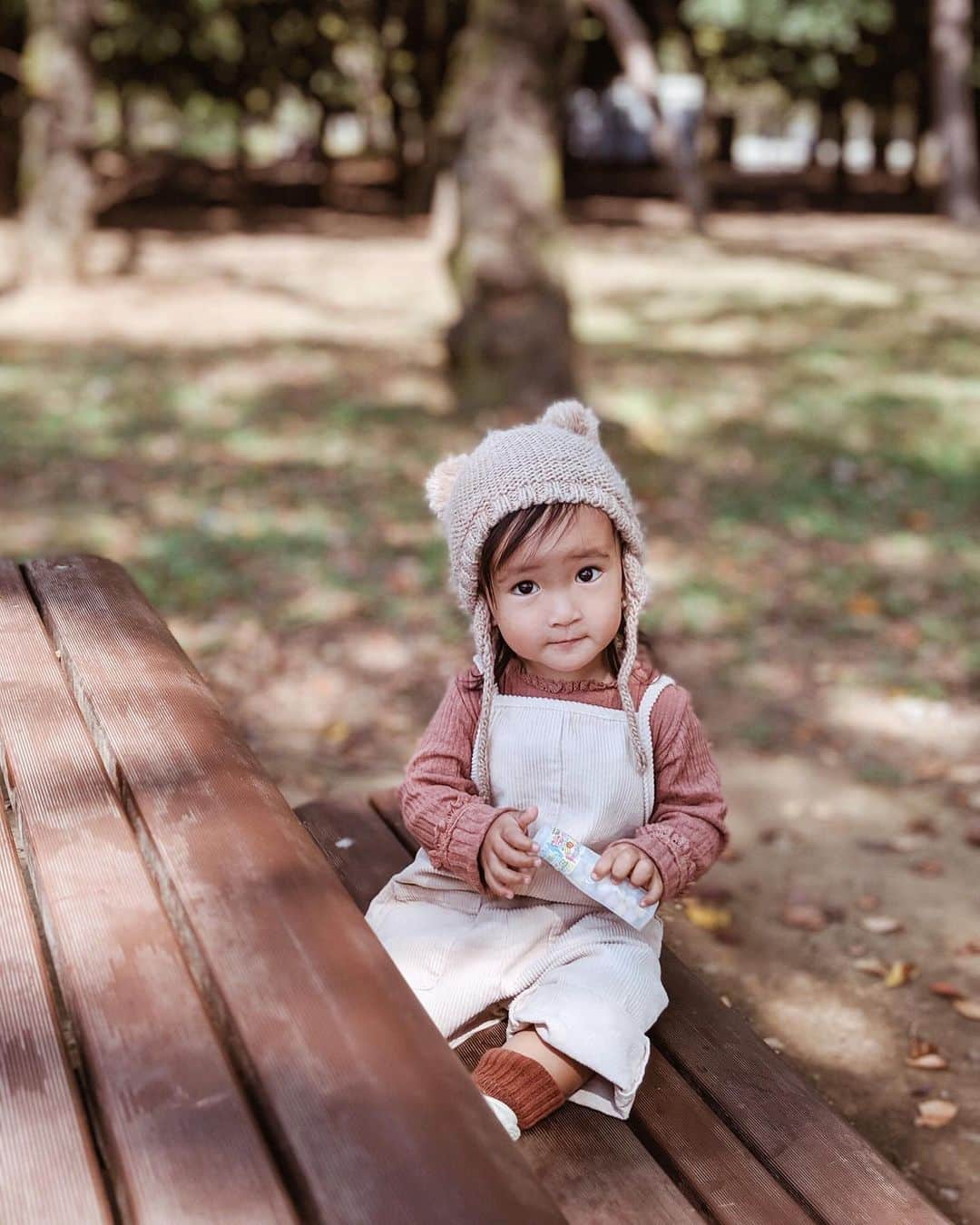 のインスタグラム：「公園で秋服撮影会🍂﻿ 頭から靴下まで全身 @zara 🏷﻿ ﻿ カメラマンさんがきっと可愛く撮ってくれてるのでデータが楽しみ🐻🥜﻿ ﻿ これは私のpixelで5秒で撮れたカット。 おすましモードの表情も捨てがたいためひとまずお先に投稿🤭❤️﻿ ﻿」