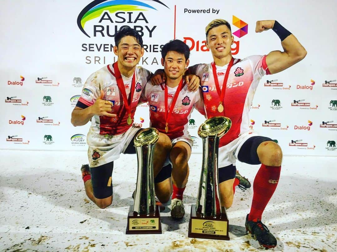 藤田慶和さんのインスタグラム写真 - (藤田慶和Instagram)「We are the Asia Champion🏆 #asia #champion #優勝 #同年代 #rugby #7s #トロフィー #メダル #セブンズ #日本代表 #sevens #japan」10月1日 18時03分 - yoshikazu15