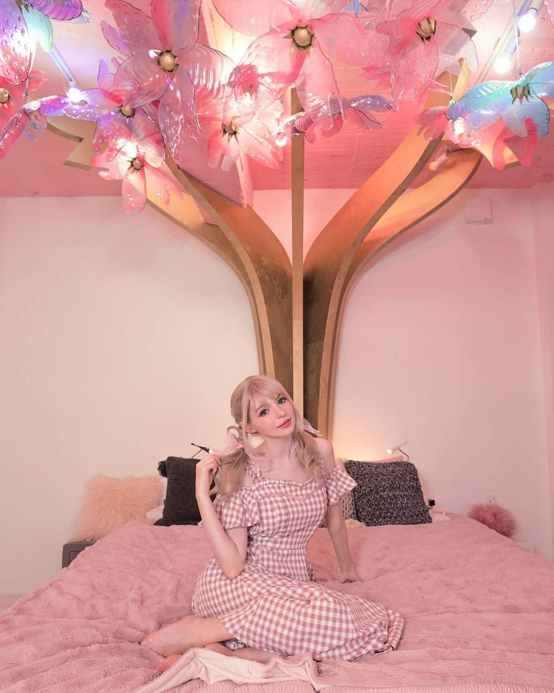 ソフィーさんのインスタグラム写真 - (ソフィーInstagram)「This weekend I stayed at the unique Sakura AirBnB by Moshi Moshi rooms! It’s located in the centre of Harajuku!! We took sooooo many photos! 💕 - Adorable Hair Arrangement by @number76_sunada at Nalu! Thank you so much!! 💖 - Photo by @lukecraigphoto  Dress from @lizlisa_official_japan - #moshimoshirooms #airbnb #tokyo #hairarrange #sakura  #モデル #model #tokyomodel  #東京モデル #東京モデル」10月1日 18時07分 - peachmilky_