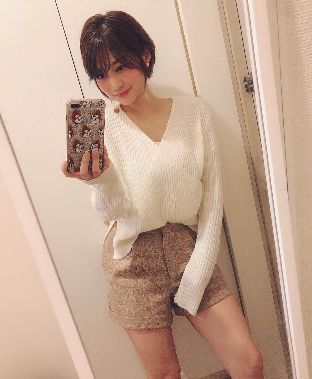 橘花凛さんのインスタグラム写真 - (橘花凛Instagram)「夜は肌寒いのでニットデビューしたよん🧶みんなはもうきてるかな？？ 白ニットは @u_dresser のものです💕 上は暖かいのに下はショーパン🤣 ケースは大福ちゃんデザインの @siammy.japan のものだよ💕」10月1日 18時18分 - rintakahashi0809