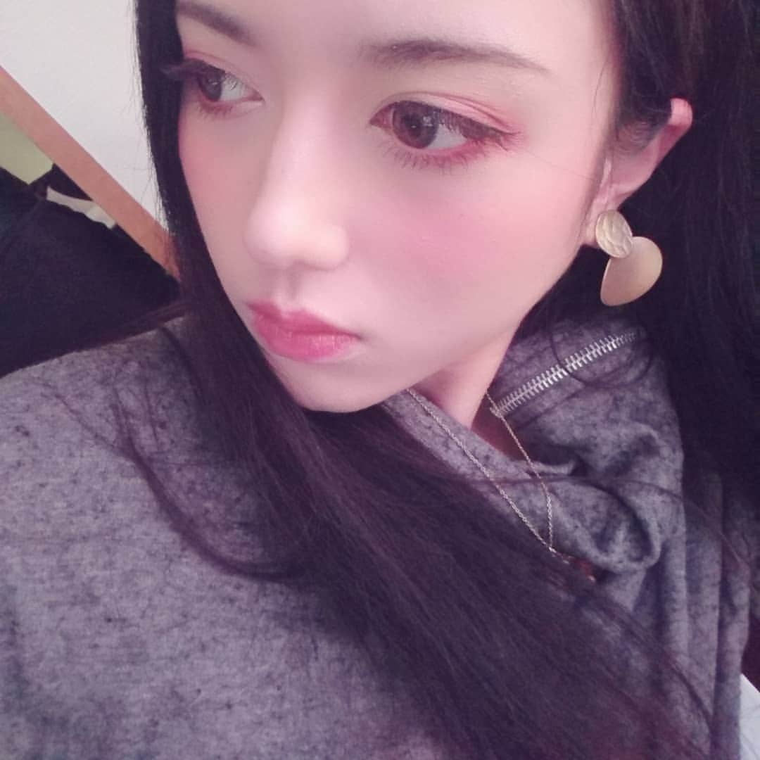 小原尚子のインスタグラム：「ロングヘアと今日お別れして若返る 髪を切っても顔は変わらない デカい丸顔うんこ｡小さい卵形がいい｡ メイク後とすっぴんの差が 激しくて萎える」