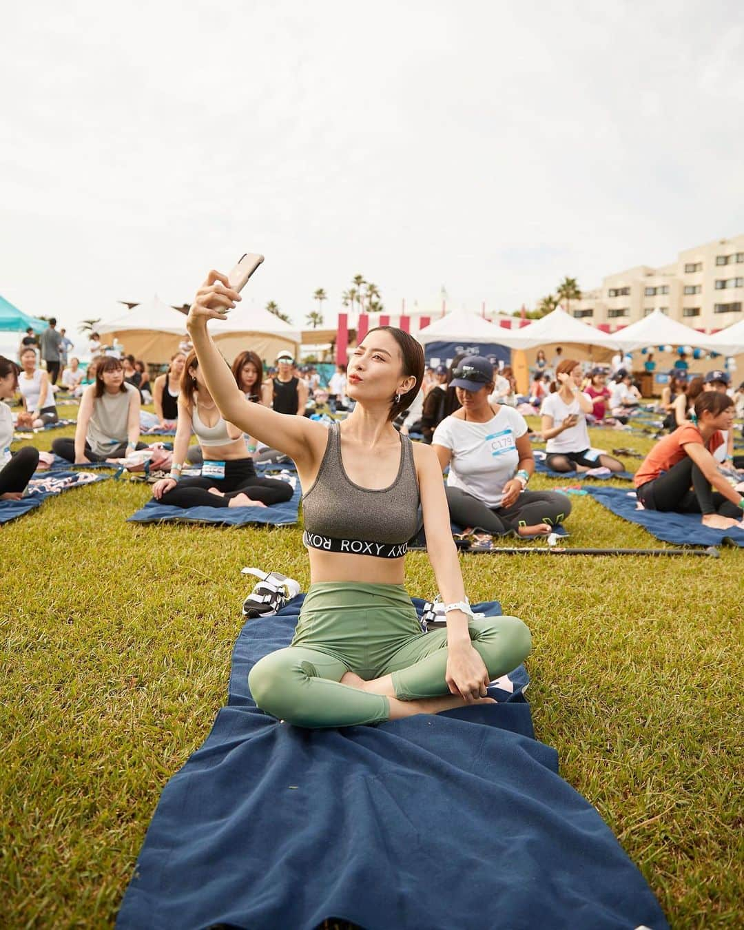 ソンイさんのインスタグラム写真 - (ソンイInstagram)「ROXY RUN SUP YOGA 2019年納めました💕 沖縄は産後すぐで参加できなかったけど、大阪&福岡では息子と主人の事も暖かく迎えてくれて過ごしやすい環境を用意してくださったROXYファミリーの皆様に感謝でいっぱいです😢❤️﻿ ﻿ 息子はみんなにいーーっぱい遊んでもらって、人や自然や新しい景色に刺激をたくさん受けて初めてな表情も見れたり🥺🌈﻿ ケン君 @ken_youthtokyo がフィルムカメラで一瞬を切り取って撮ってくれた写真がとてもお気に入り🎞📷﻿ ﻿ 母になってよりROXYファミリーの優しさに触れ、女性のライフステージの変化を応援してくれてる素晴らしい会社だなと、改めて実感しています🕊﻿ 来年はたまおさん @tama_smile ベビーに会えるのすごく楽しみ👶🏻💞﻿ #roxyfitness #runsupyoga﻿ @roxyjapan」10月1日 18時16分 - sunwei1013