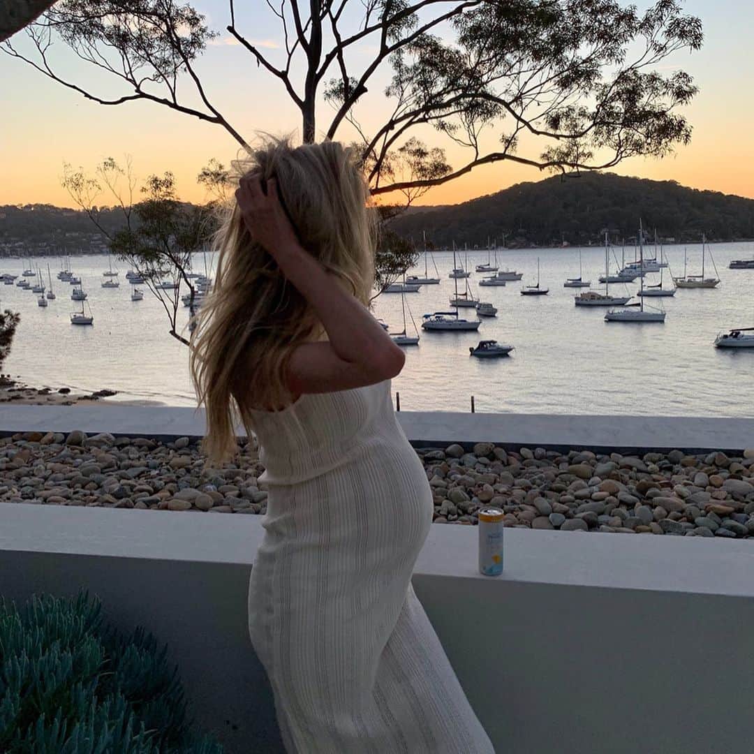 ジェニファー・ホーキンスのインスタグラム：「Loving this warmer weather!! 🥰🙌🏽 🌅 @jbronze__」