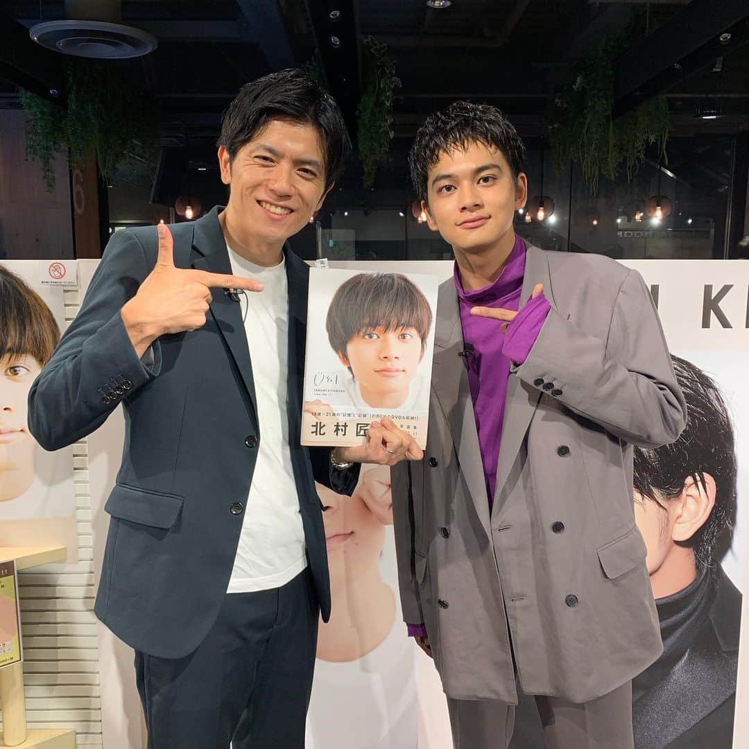 青木源太さんのインスタグラム写真 - (青木源太Instagram)「北村匠海くんの1番好きなところは口角。わかるかな？口角が角度にして約15度上がってるんだよ。これにより全体的にとても優しい雰囲気が生まれる。この表情は作ろうとしてもなかなか作れるものではない。自然で吸い込まれるような表情も良き。新しい髪型似合ってるね！萌え袖もサンキュー！  #北村匠海 #写真集も良き　#青木的イケメン列伝」10月1日 18時24分 - aoki.genta