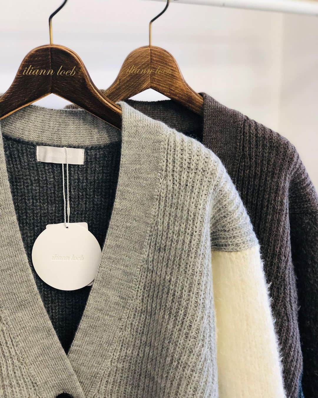 イリアンローヴのインスタグラム：「…iliannloeb 2019AW…  fur sleeveが特徴のカーディガン.  ボアの様な毛足のある袖と、すっきりとした畦編みの見頃と合わせたカーディガンジャケット. フワフワした袖や柔らかなカラーリングが女性らしいニットアウターです.  #iliannloeb #イリアンローブ #イリアンローヴ #knit #ニット #knitwear #fashion #japanknit」