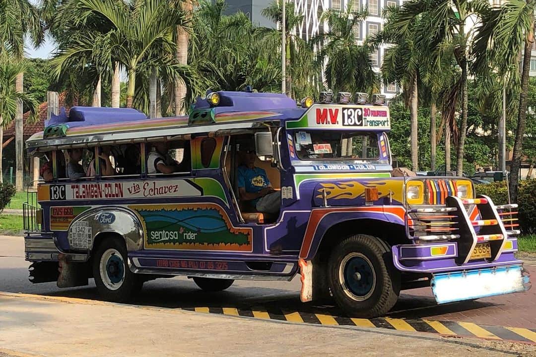 ミニ四駆さんのインスタグラム写真 - (ミニ四駆Instagram)「Last 2 pics of actual Jeepnies are taken by our staff in Cebu.😊🇵🇭👍🏻【タミヤ新製品】ミニ四駆特別企画ジプニー(FM-Aシャーシ) ●フィリピンの乗り合いバス｢ジプニー｣をイメージしたミニ四駆。小型トラックをベースに改造された姿を再現、ボンネットの馬や屋根は別パーツ。●シャーシはFM-Aを採用。 #全日本模型ホビーショー  #タミヤ  #mini4wd  #ミニ四駆 #jeepney」10月1日 18時25分 - tamiya_mini4wd