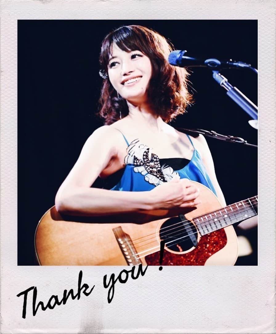のインスタグラム：「11月の15th ANNIVERSARY Special ライブ。  おかげさまで満席となりました✴︎✴︎ ありがとうございます🌼  キャンセル待ちやその他のお問い合わせは 引き続き受付けております。  みんなに逢えるの 楽しみにしてます☺️✨ #竹仲絵里　#15thANNIVERSARY #満員御礼　#soldoutありがとう」
