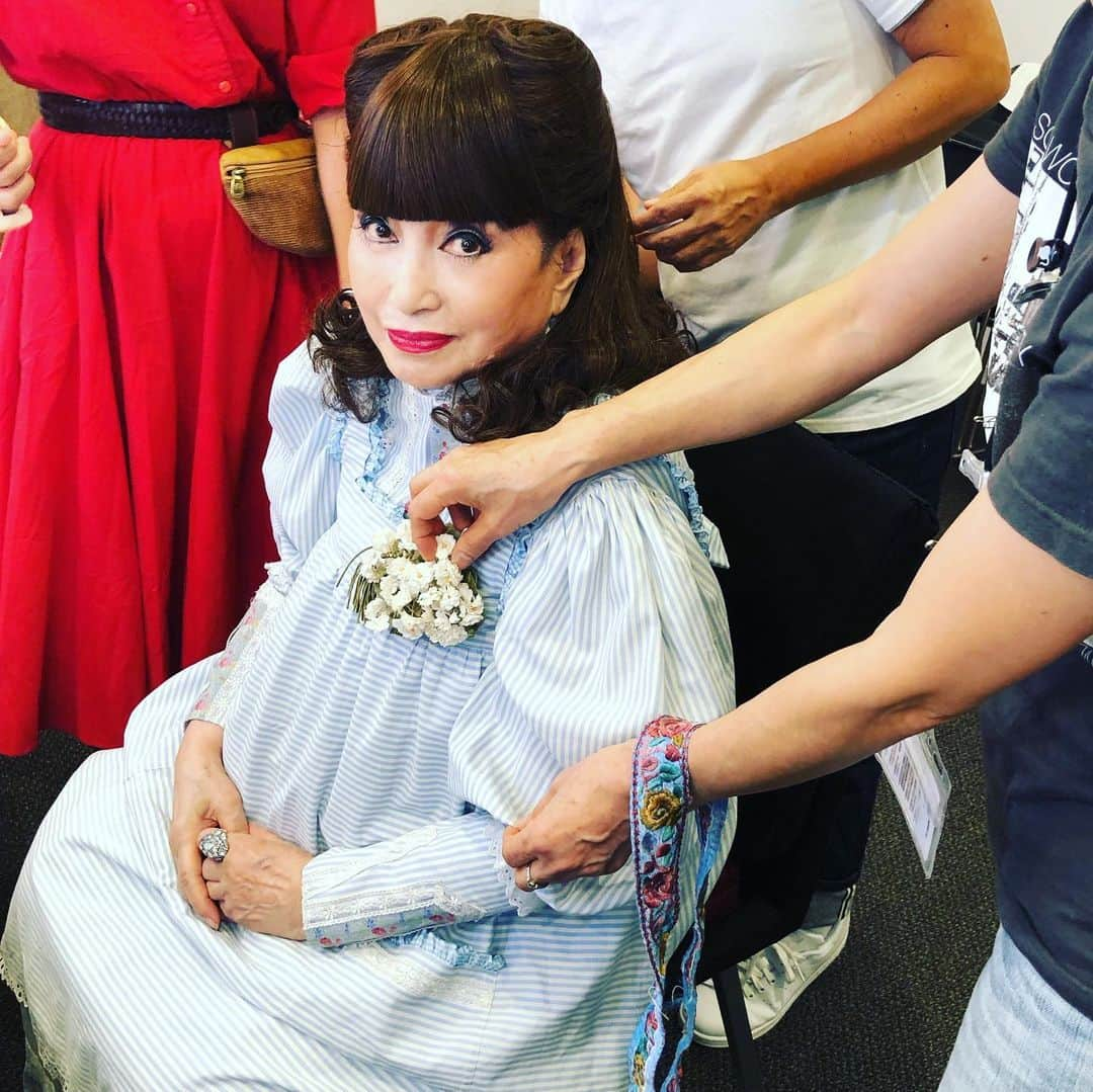 黒柳徹子さんのインスタグラム写真 - (黒柳徹子Instagram)「今日は、「徹子の部屋」本番４本。 楽屋で、来週から始まる、朗読劇「ラブレターズ」の最終衣装合わせです。 『ラヴ・レターズ』は、昔、ブロードウエイで見て、「この芝居、私も、やってみたい！」と思った作品です。 その後、日本で『ラヴ・レターズ』が公演されることになり、翻訳と演出をなさった青井陽治さんから、「是非とも、出演して欲しい。」と、何度もお誘いを受けてました。 当時、私は、テレビのレギュラーや海外コメディシリーズの舞台、他の劇団の芝居にも出ていたので、スケジュールが取れず、お断りしてました。 今回、「ラブレターズ」をできることになって、とっても、嬉しいです。 子供の頃から80歳くらいまで続いた、二人の手紙のやり取りです。 相手役は、かねがね、ご一緒にお芝居をしたいと思っていた、三人の方にお願いしました。 高橋克典さん、筒井道隆さん、吉川晃司さん、みなさん個性的で素敵な役者さんなので、今から、すごく楽しみです。 お時間ありましたら、是非、ご覧ください。 [東京公演] ■会場：EXシアター六本木 ■日程／出演者 10月  7日（月）１８：３０開演高橋克典＆黒柳徹子 10月  8日（火）１５：００開演高橋克典＆黒柳徹子 10月  9日（水）１５：００開演高橋克典＆黒柳徹子 10月11日（金）１５：００開演筒井道隆＆黒柳徹子（公演終了後黒柳徹子トークショーあり） 10月12日（土）１５：００開演筒井道隆＆黒柳徹子 10月14日（月・祝）１５：００開演吉川晃司＆黒柳徹子 10月15日（火）１８：３０開演吉川晃司＆黒柳徹子 10月16日（水）１５：００開演吉川晃司＆黒柳徹子 [大阪公演] ■会場：森ノ宮ピロティホール ■日程／出演者 10月18日 (金)15:00高橋克典＆黒柳徹子 10月19日 (土)15:00筒井道隆＆黒柳徹子（公演終了後黒柳徹子トークショーあり） 10月20日 (日)15:00吉川晃司＆黒柳徹子」10月1日 18時37分 - tetsukokuroyanagi