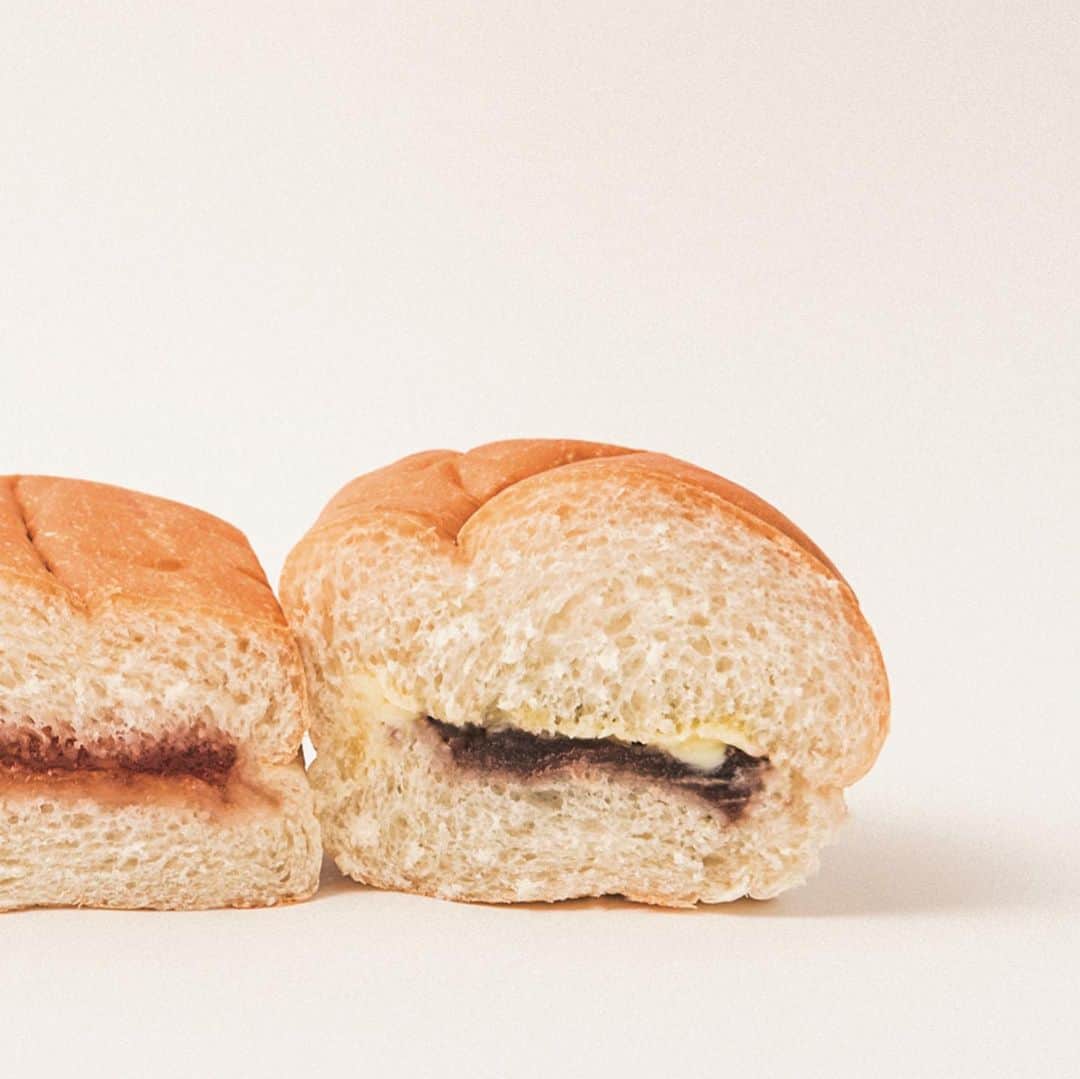 minaさんのインスタグラム写真 - (minaInstagram)「全国の個性豊かなパンを紹介している「I ♡ パン」企画から、素朴で満足感たっぷりのあんこのパンをピックアップしてみました♪﻿ ﻿ 2枚目🥖﻿ #サンモリッツ名花堂﻿ #シベリア﻿ 戦前から愛されてきたシベリアは、ようかんとカステラをサンドしたお菓子。259円(税込み)﻿ ﻿ 3枚目🥐﻿ #福田パン﻿ #あんバター﻿ 数十種類のペーストや具を好きに選んで挟めるので、自分だけの味を楽しめちゃう！　159円(税込み)﻿ ﻿ 4枚目🍞﻿ #PANTES365﻿ #あん食パン﻿ ほどよい甘さと、印象的な見た目が特徴的です♪　手土産にも人気なんだとか。480円+税﻿ ﻿ ﻿ 詳細はぜひmina11月号をチェックしてくださいね♡﻿ ﻿ ﻿ #mina #minamagazine  #ミーナ #11月号 #パン好き #週末女子」10月1日 18時39分 - mina.magazine