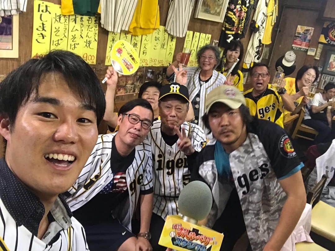 服部優陽のインスタグラム：「🐯﻿ タイガース、今季最長の6連勝でCS進出決定！！﻿ ﻿ もう一度、甲子園で戦うタイガースが見たい！﻿ 心の底からそう思えた昨日の試合でした。﻿ たくさんの感動をありがとうございました！﻿ ﻿ そして143試合戦い抜いた全ての球団の皆様に﻿ 改めて敬意を払って…本当にお疲れ様でした！﻿ ﻿ 写真は阪神ファンが集まる居酒屋「虎」の皆様と。﻿ 熱狂の模様は今日10/1の﻿  #報道ランナー でも放送予定です！﻿ ﻿ #個人的な今シーズンの思い出は﻿ #梅野選手の捕殺新記録のヒーローインタビューが担当できたこと﻿ #ものすごい歓声でした ﻿ 🐯﻿ #シーズン終了 #CS進出決定 #tigers #hanshin #hanshintigers #とらほー #阪神タイガース #toraco  #甲子園 #タイガース #虎党 ﻿ ﻿」