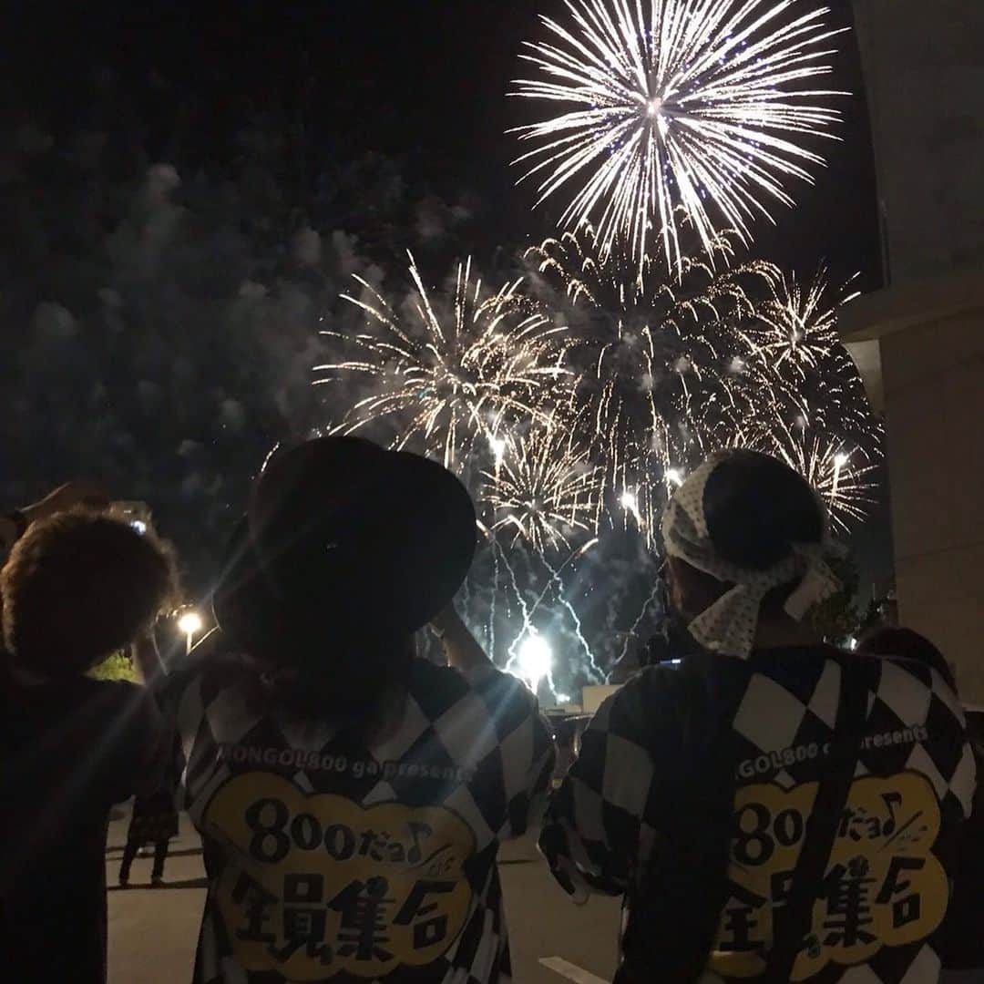 のインスタグラム：「・ いま消えそうな〜 最後の花火を〜  #800だョ全員集合 #mongol800  #見れると思ってなかった #花火 #一緒にできてウレシイがすぎた #hanabi」