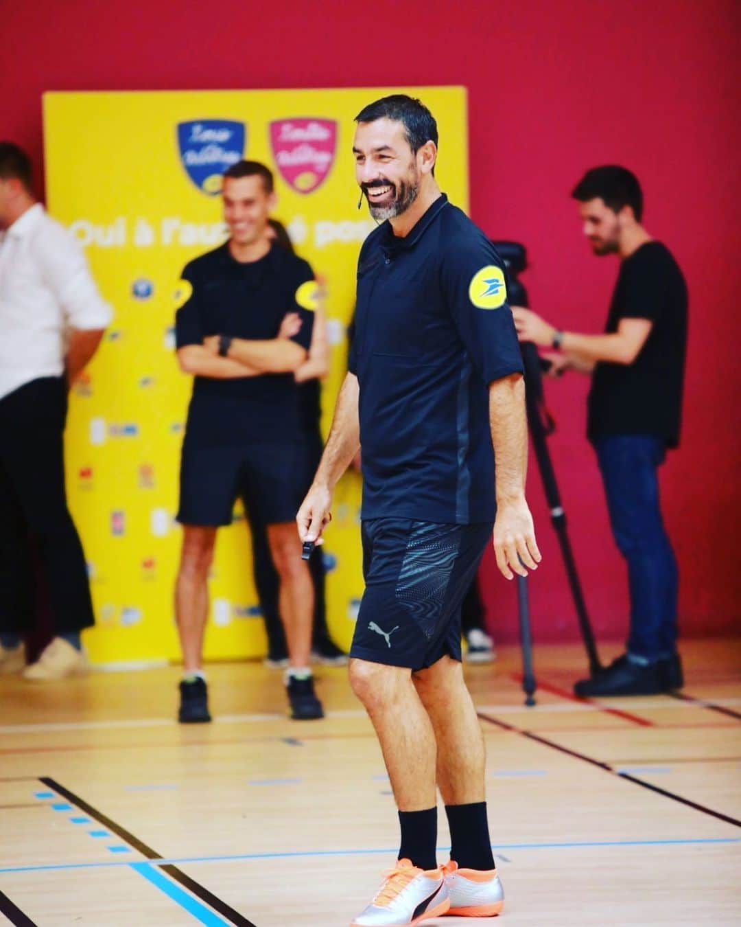 ロベール・ピレスのインスタグラム：「Superbe après midi avec @laposte et la @fff à parler d’Autorité Positive avec 60 élèves de 5ème à la 3ème dans le cadre des Journées Nationales de l’Arbitrage. Passage obligé au sifflet grâce aux conseils de Clément Turpin 👀. @tousarbitres #JNA2019 #ad .  Superb afternoon with @laposte and the @fff , speaking about positive authority with 60 middle school pupils, within the scope of the Refereeing Days. Trying out the whistle under the expert eyes of Clément Turpin 👀 @tousarbitres #JNA2019 #ad」