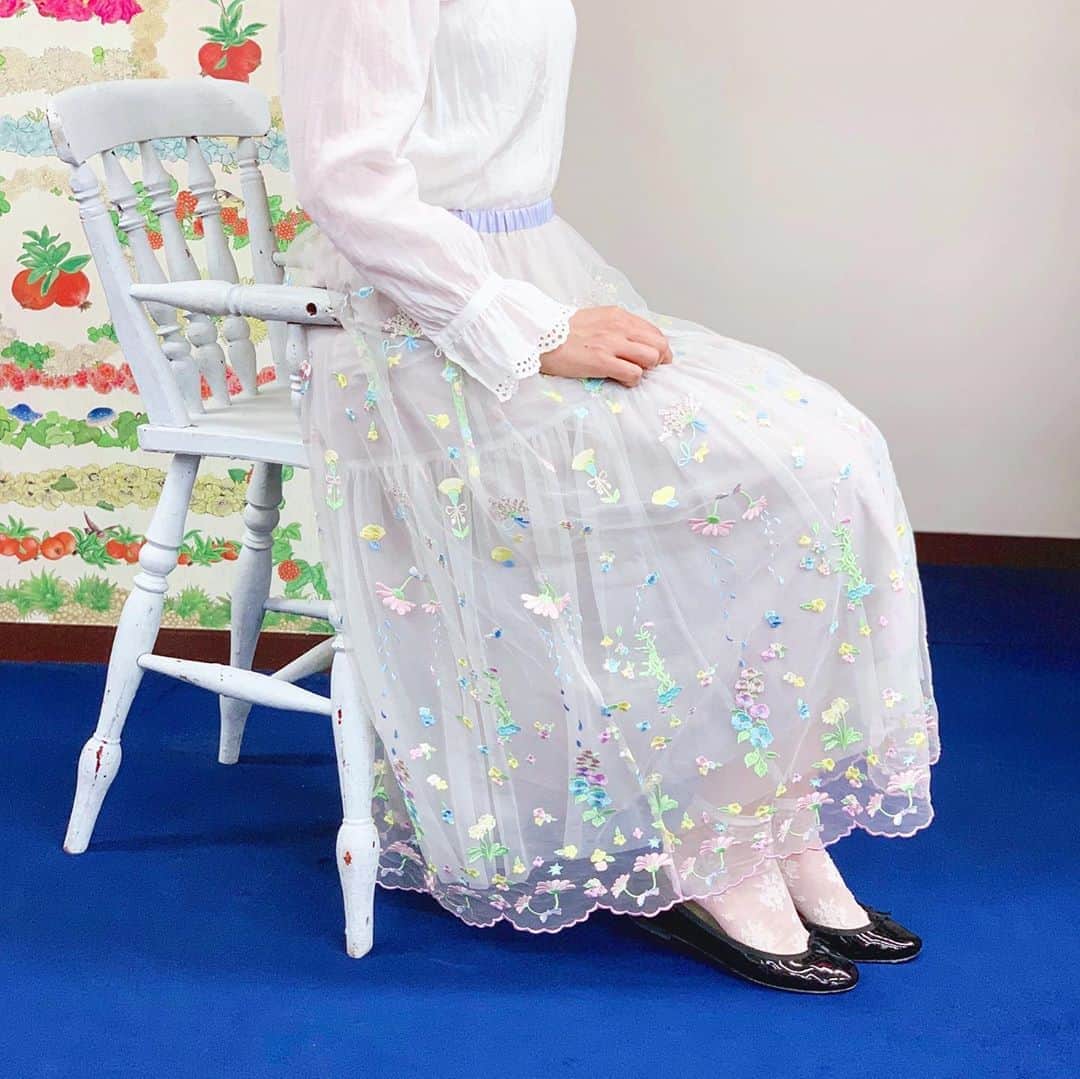franche lippee officialさんのインスタグラム写真 - (franche lippee officialInstagram)「・ お砂糖菓子のように 甘やかで優しい色の組み合わせ🧁 ・ ふわふわのチュールスカートに お花の刺繍をたっぷりと施しました💐✨ ・ ・ #franchelippee #フランシュリッペ #刺繍 #embroidery #刺繍スカート #チュールスカート #チュール #チュールロングスカート #パステルカラー #パステル #スカートコーデ #coordinate #fashion」10月1日 18時46分 - franchelippee