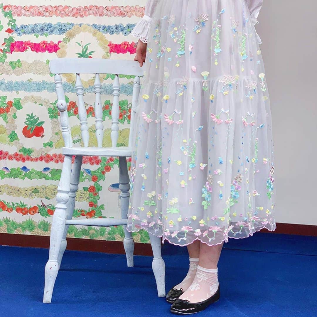 franche lippee officialさんのインスタグラム写真 - (franche lippee officialInstagram)「・ お砂糖菓子のように 甘やかで優しい色の組み合わせ🧁 ・ ふわふわのチュールスカートに お花の刺繍をたっぷりと施しました💐✨ ・ ・ #franchelippee #フランシュリッペ #刺繍 #embroidery #刺繍スカート #チュールスカート #チュール #チュールロングスカート #パステルカラー #パステル #スカートコーデ #coordinate #fashion」10月1日 18時46分 - franchelippee