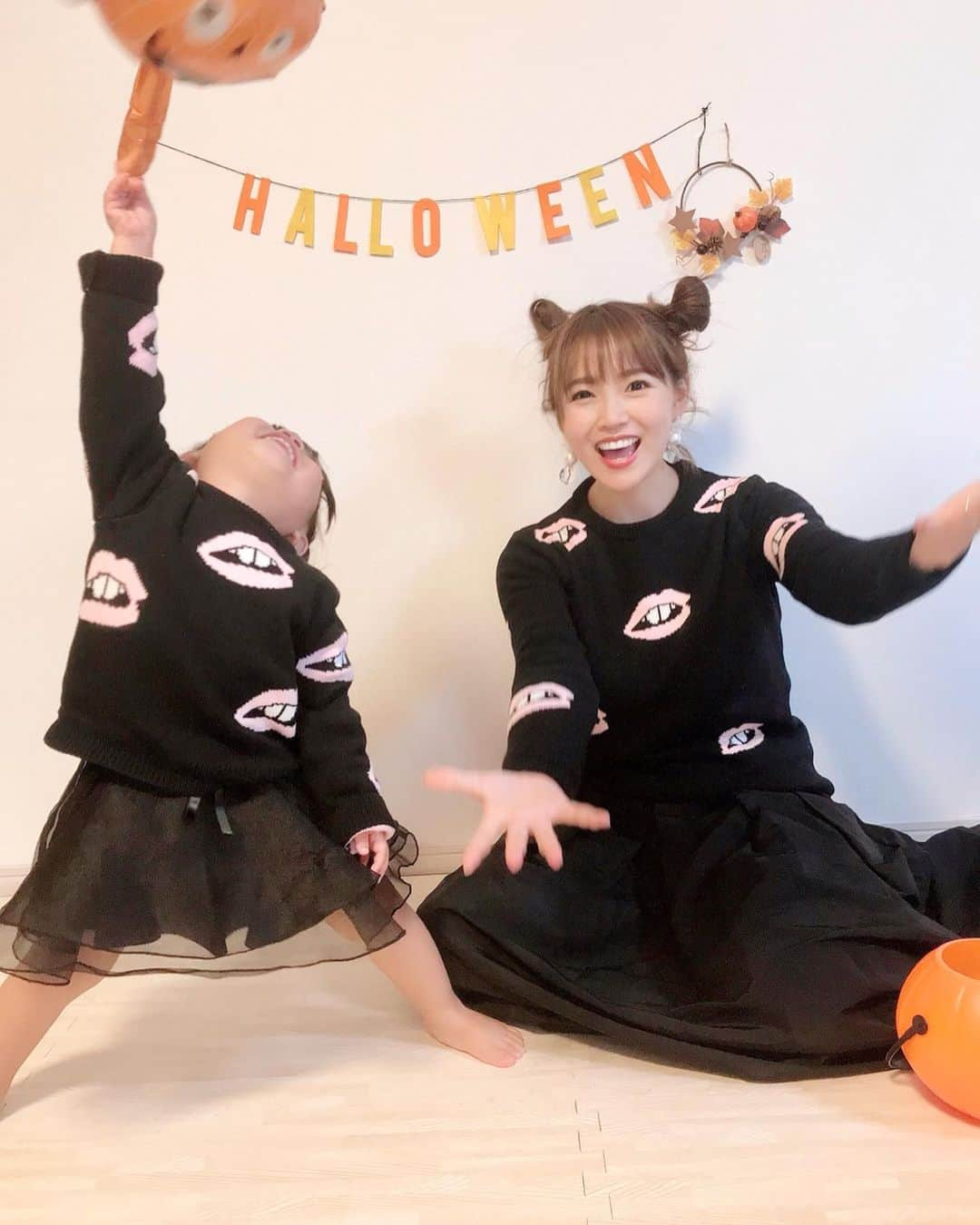 河内麻沙美さんのインスタグラム写真 - (河内麻沙美Instagram)「#halloween 🎃 ． ． 10月入りましたね‼️増税… スーパー買いだめしとくの忘れた🙄w ． 10月といえばハロウィン🎃 @tuery.niko の親子トップスで早めのハロウィン気分🤗 ． 風船たくさん膨らまして、ポーンと上にあげてたんだけど、LILIのテンションが上がりすぎてすごい写真がたくさん😂(最後の写真見て🤣) ． 誰かー ハロウィンパーティーしよ〜🎃👍 あとは、りくの1歳の誕生日🎂 イベントたくさん✨✨ ． #ハロウィン#10月#mamagirl#ootd#fashion#tuery#tueryniko#ママトコ#ペアペアスナップ#ペアペア#リンクコーデ#親コーデ#おやこーで#親子link#ママライフカメラ#comonaファッション#comonaリンクコーデ#ハロウィンコーデ#韓国子供服#親子リンクコーデ#ハロウィンパーティー#ママと娘#女の子ママ#キッズファッション#２児のママ」10月1日 18時52分 - masamikouchi