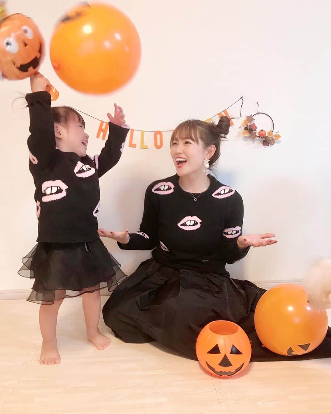 河内麻沙美さんのインスタグラム写真 - (河内麻沙美Instagram)「#halloween 🎃 ． ． 10月入りましたね‼️増税… スーパー買いだめしとくの忘れた🙄w ． 10月といえばハロウィン🎃 @tuery.niko の親子トップスで早めのハロウィン気分🤗 ． 風船たくさん膨らまして、ポーンと上にあげてたんだけど、LILIのテンションが上がりすぎてすごい写真がたくさん😂(最後の写真見て🤣) ． 誰かー ハロウィンパーティーしよ〜🎃👍 あとは、りくの1歳の誕生日🎂 イベントたくさん✨✨ ． #ハロウィン#10月#mamagirl#ootd#fashion#tuery#tueryniko#ママトコ#ペアペアスナップ#ペアペア#リンクコーデ#親コーデ#おやこーで#親子link#ママライフカメラ#comonaファッション#comonaリンクコーデ#ハロウィンコーデ#韓国子供服#親子リンクコーデ#ハロウィンパーティー#ママと娘#女の子ママ#キッズファッション#２児のママ」10月1日 18時52分 - masamikouchi