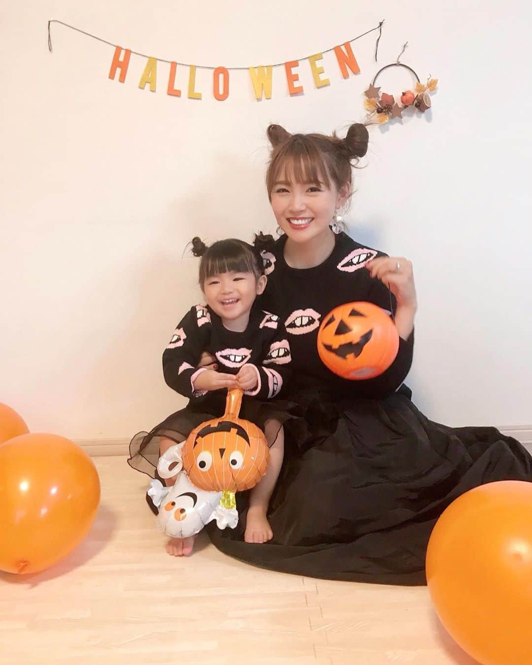 河内麻沙美さんのインスタグラム写真 - (河内麻沙美Instagram)「#halloween 🎃 ． ． 10月入りましたね‼️増税… スーパー買いだめしとくの忘れた🙄w ． 10月といえばハロウィン🎃 @tuery.niko の親子トップスで早めのハロウィン気分🤗 ． 風船たくさん膨らまして、ポーンと上にあげてたんだけど、LILIのテンションが上がりすぎてすごい写真がたくさん😂(最後の写真見て🤣) ． 誰かー ハロウィンパーティーしよ〜🎃👍 あとは、りくの1歳の誕生日🎂 イベントたくさん✨✨ ． #ハロウィン#10月#mamagirl#ootd#fashion#tuery#tueryniko#ママトコ#ペアペアスナップ#ペアペア#リンクコーデ#親コーデ#おやこーで#親子link#ママライフカメラ#comonaファッション#comonaリンクコーデ#ハロウィンコーデ#韓国子供服#親子リンクコーデ#ハロウィンパーティー#ママと娘#女の子ママ#キッズファッション#２児のママ」10月1日 18時52分 - masamikouchi