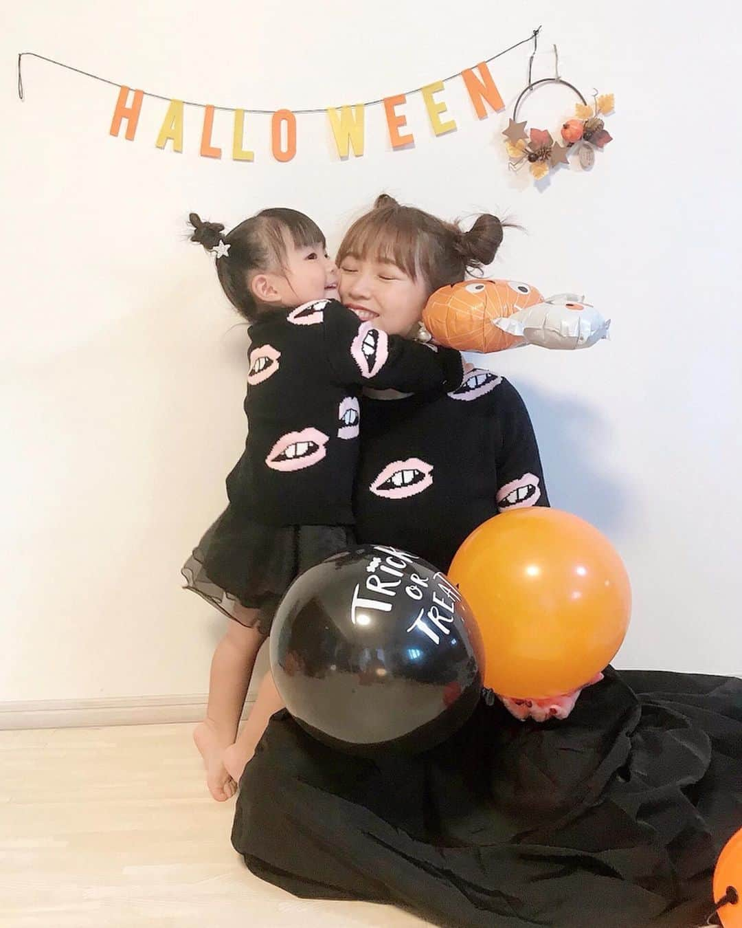 河内麻沙美さんのインスタグラム写真 - (河内麻沙美Instagram)「#halloween 🎃 ． ． 10月入りましたね‼️増税… スーパー買いだめしとくの忘れた🙄w ． 10月といえばハロウィン🎃 @tuery.niko の親子トップスで早めのハロウィン気分🤗 ． 風船たくさん膨らまして、ポーンと上にあげてたんだけど、LILIのテンションが上がりすぎてすごい写真がたくさん😂(最後の写真見て🤣) ． 誰かー ハロウィンパーティーしよ〜🎃👍 あとは、りくの1歳の誕生日🎂 イベントたくさん✨✨ ． #ハロウィン#10月#mamagirl#ootd#fashion#tuery#tueryniko#ママトコ#ペアペアスナップ#ペアペア#リンクコーデ#親コーデ#おやこーで#親子link#ママライフカメラ#comonaファッション#comonaリンクコーデ#ハロウィンコーデ#韓国子供服#親子リンクコーデ#ハロウィンパーティー#ママと娘#女の子ママ#キッズファッション#２児のママ」10月1日 18時52分 - masamikouchi