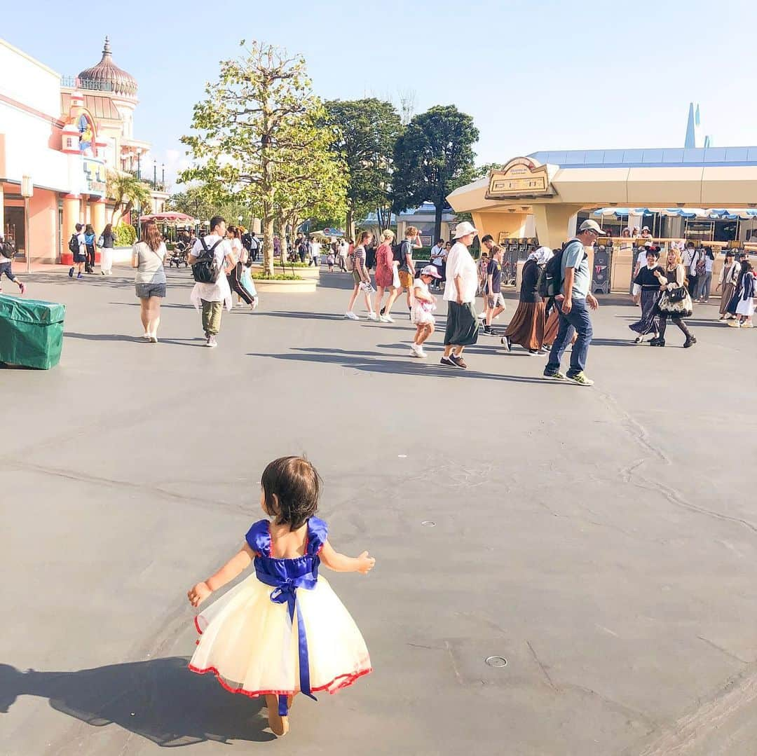 林弓束さんのインスタグラム写真 - (林弓束Instagram)「ディズニーランドへ🎈✨ 子供一緒のディズニーは初めてかな♥️ いつもと違うゆったりディズニー✨ 子供×ディズニーの可愛さは本当半端ないっ‼️🥺✨ it's a small worldキラキラした目で人形をみてました♥️ 興味津々なんだなぁ✨ ゆいぴー白雪姫が似合いすぎ😍💓 ハロウィンのパレード初めてみて✨ 楽しかった❤️ . . #tdl #ディズニーランド」10月1日 18時54分 - hayashiyuzuka