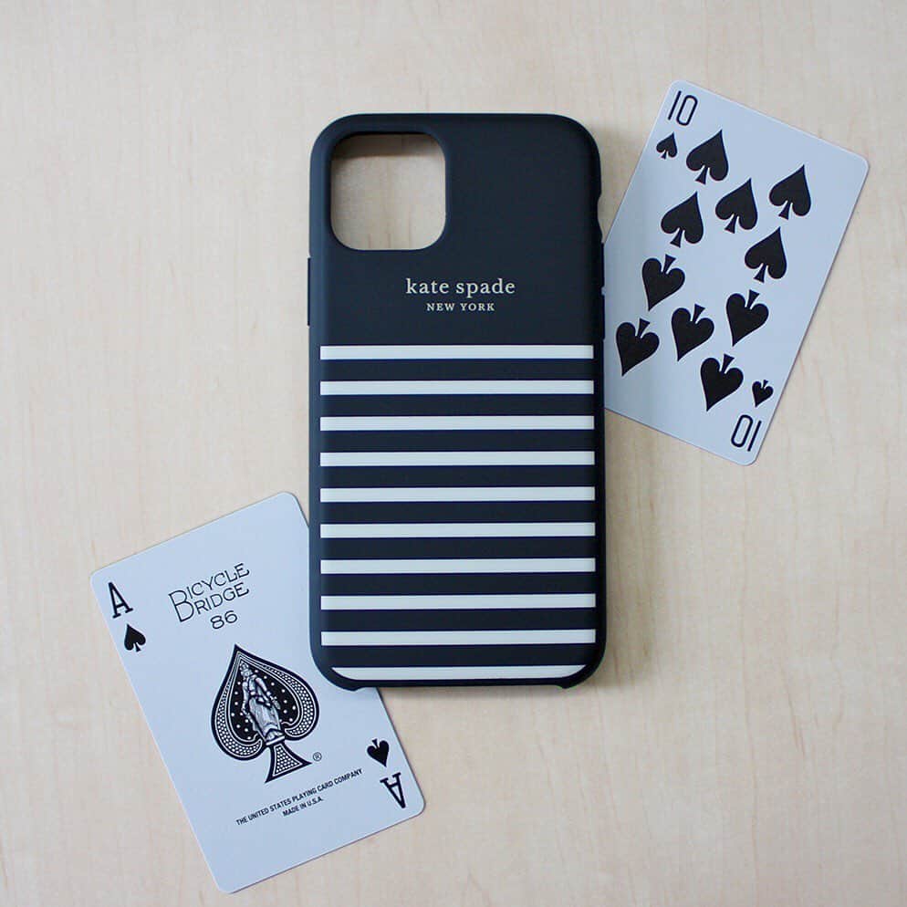 のインスタグラム：「大人気 kate spade new york からiPhone 11 ProケースのSoftBank限定モデルの登場！ ケースを装着したまま全ての操作が可能な上に、軽量で持ちやすい♪ 衝撃を緩和するバンパーとハードタイプの背面が大切なデバイスをしっかり守ります♠️ 洗練されたデザインで自分のスタイルを楽しんでください👠 ・ SoftBank限定モデル kate spade Soft Touch Case FEEDER STRIPE black / white for iPhone 11 Pro black / white 5,280円（税込） - - - - - - - - - お求めは写真をタップしてオンラインショップへ✨ プロフィールページのURLからもどうぞ。@softbank_selection . #SoftBankSELECTION #ソフトバンクセレクション #ガジェット #KateSpade #KateSpadeNewYork #ケイトスペード #ケイトスペードニューヨーク #iPhone #iPhone11 #iPhone11Pro #Apple #iPhoneケース #iPhoneカバー #スマホケース #スマホカバー #携帯ケース #背面カバー #新発売 #可愛い #シンプルデザイン #大人可愛い #オトナ女子 #おしゃれさんと繋がりたい#限定 #限定モデル #モノトーン #モノトーンコーデ #モノトーン好き #ボーダー #ボーダーコーデ」
