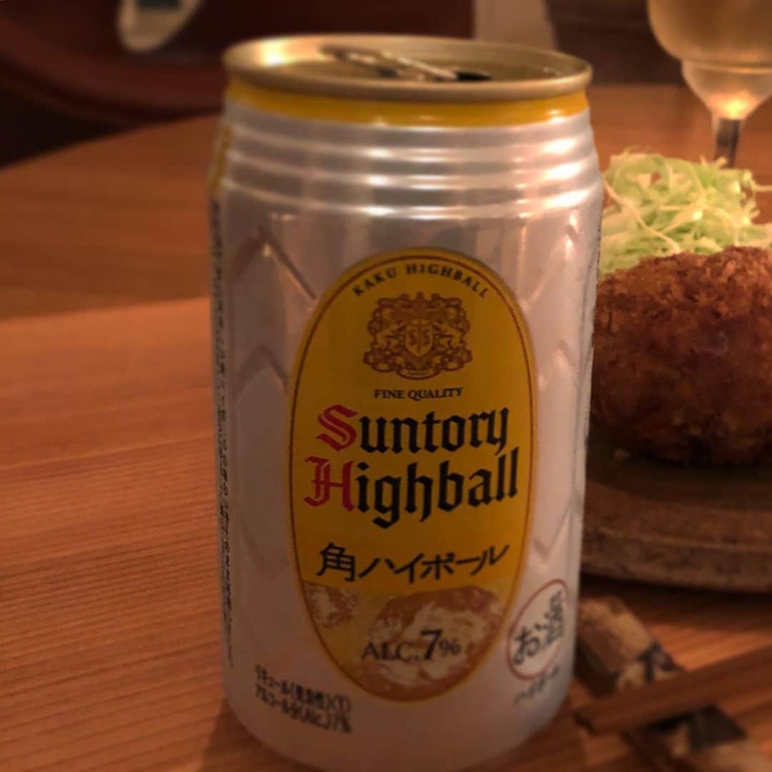 行正り香さんのインスタグラム写真 - (行正り香Instagram)「本日はラグビーを見ながら、ラグビーボール型のメンチカツを食べる予定が、、、し、試合がテレビでやってない。( ・∇・)ラグビーはビールが定番ですが、メンチカツはやっぱり角ハイボールでございます。#rikayukimasa #行正り香 #和食ごはん #メンチカツ#角ハイボール #角ハイボール#メンチカツにクミンとキャラウェイシードいれたら美味しい。作り方は「ハイボールごはん」に載せてます。レシピ撮影しわすれ、すみません。」10月1日 18時59分 - rikayukimasa