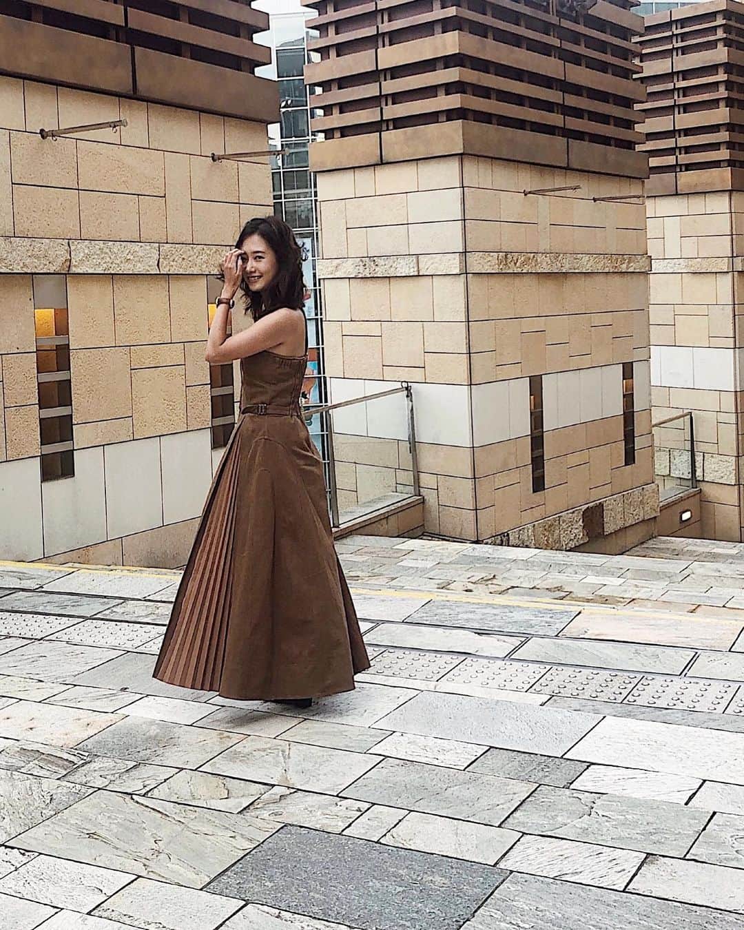 倉園由菜さんのインスタグラム写真 - (倉園由菜Instagram)「.﻿ ﻿ ﻿ @casa_fline の﻿ プリーツワンピースに﻿ 新色でブラウンが出たの♡﻿ ﻿ ﻿ デニムもホワイトも可愛いけど、 んーあんまり似合わないかもなーって思ってたら、 ﻿ついに大好きなブラウンが登場して一目惚れ😍﻿ ﻿ 155cmの私でもぺたんこ靴で擦れない丈なのは 本当にありがたい♡(登り階段は裾持つけど)﻿ ﻿ ﻿ スカートのチラリと見えるプリーツも アシンメトリーのデザインも最高に可愛い。﻿ 秋はニットと合わせよう。﻿ ﻿ ﻿ #casafline #カーサフライン #プリーツワンピース #デニムワンピース #ブラウンワンピース #ブラウンコーデ #アシンメトリーワンピース #ぺたんこ靴 #フラットシューズ #155cmコーデ」10月1日 19時08分 - yuna_kurazono