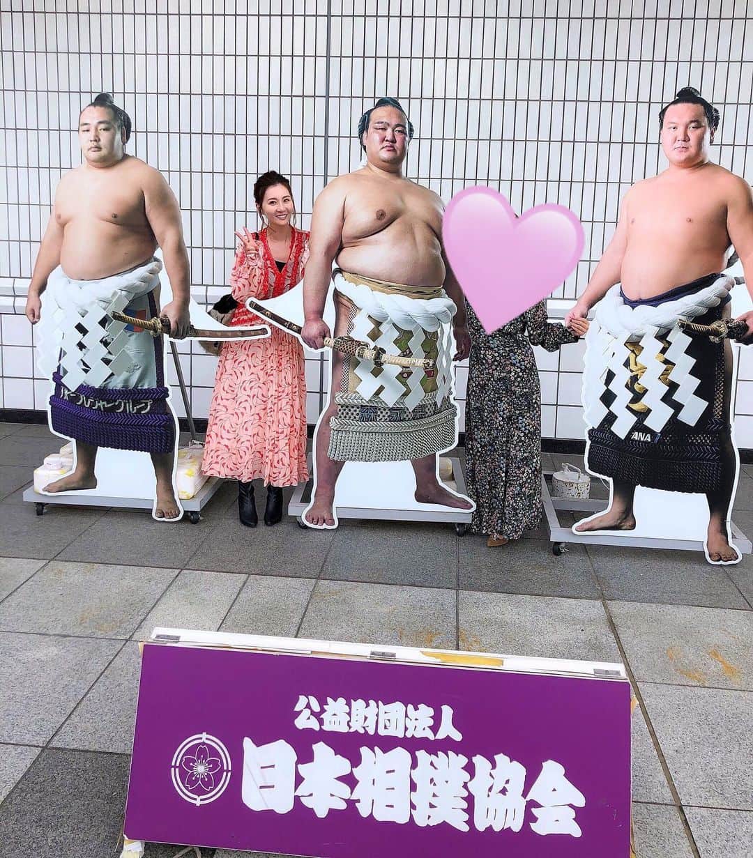 辰巳ゆいのインスタグラム：「この前お友達に誘ってもらって、稀勢の里の断髪式に行ってきましたー♪﻿ ﻿ お相撲さんには全然詳しくないのですが…﻿ ﻿ 断髪式ということで、普段とは全然違うようで💦﻿ ﻿ おもしろ相撲とか歌？とかとか、楽しかったです♪﻿ お相撲さんいっぱいいるとなんか、かわいいと思ってしまった😍 あんなに大きいのに、身軽に動いたりすごいね！ ﻿ お土産もいっぱーい♪﻿ ﻿ #稀勢の里 #断髪式 #両国 #相撲 #楽しかった﻿ ﻿ ﻿」