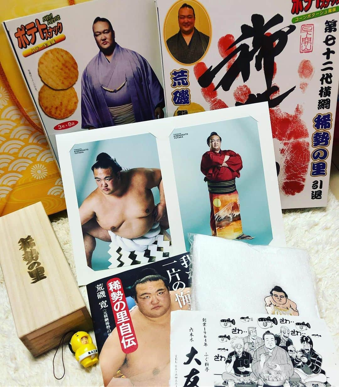 辰巳ゆいさんのインスタグラム写真 - (辰巳ゆいInstagram)「この前お友達に誘ってもらって、稀勢の里の断髪式に行ってきましたー♪﻿ ﻿ お相撲さんには全然詳しくないのですが…﻿ ﻿ 断髪式ということで、普段とは全然違うようで💦﻿ ﻿ おもしろ相撲とか歌？とかとか、楽しかったです♪﻿ お相撲さんいっぱいいるとなんか、かわいいと思ってしまった😍 あんなに大きいのに、身軽に動いたりすごいね！ ﻿ お土産もいっぱーい♪﻿ ﻿ #稀勢の里 #断髪式 #両国 #相撲 #楽しかった﻿ ﻿ ﻿」10月1日 19時13分 - yuitatsumi