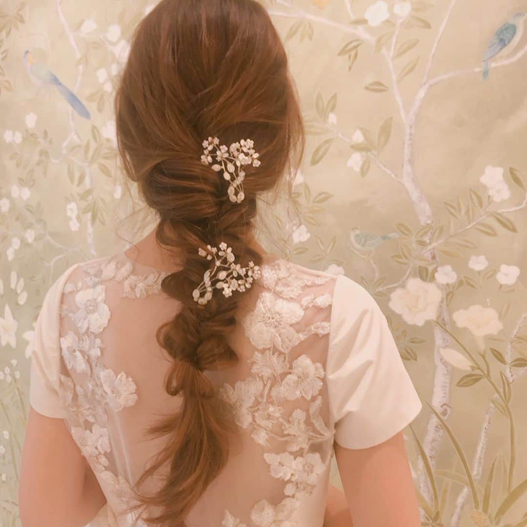 土田瑠美さんのインスタグラム写真 - (土田瑠美Instagram)「今日は鹿児島の @fiorebianca_wedding  でのイベントでした☺️ イベントに参加いただいた皆さまの美しいドレス姿を見させていただきながらのヘアアレンジ、とてもワクワクしました♡ どのドレスも皆様お似合いで素敵でした☺️ご参加頂いた方からお土産まで頂いたり、、😭♡ 楽しい時間をありがとうございました！」10月1日 19時21分 - ru0711