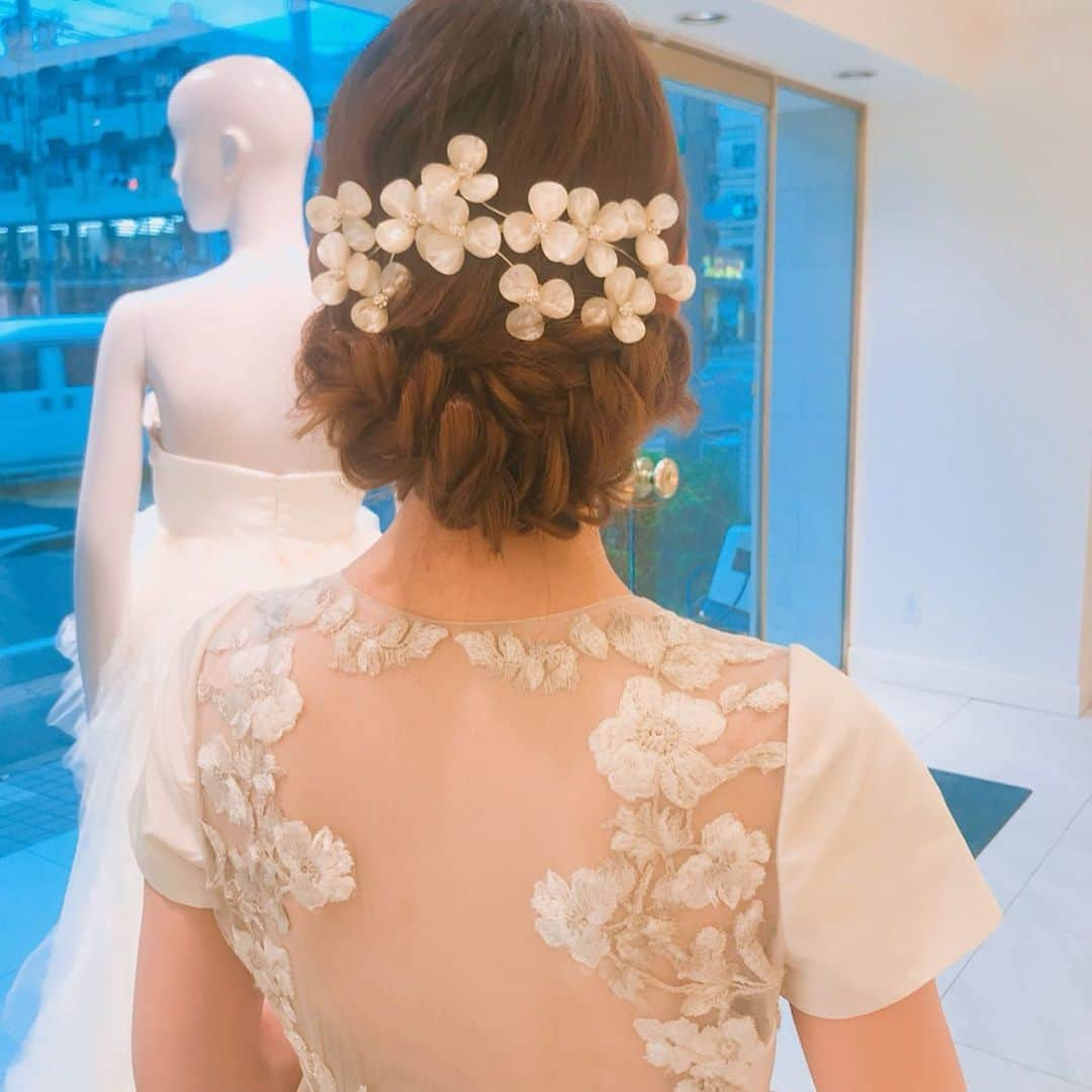 土田瑠美さんのインスタグラム写真 - (土田瑠美Instagram)「今日は鹿児島の @fiorebianca_wedding  でのイベントでした☺️ イベントに参加いただいた皆さまの美しいドレス姿を見させていただきながらのヘアアレンジ、とてもワクワクしました♡ どのドレスも皆様お似合いで素敵でした☺️ご参加頂いた方からお土産まで頂いたり、、😭♡ 楽しい時間をありがとうございました！」10月1日 19時21分 - ru0711